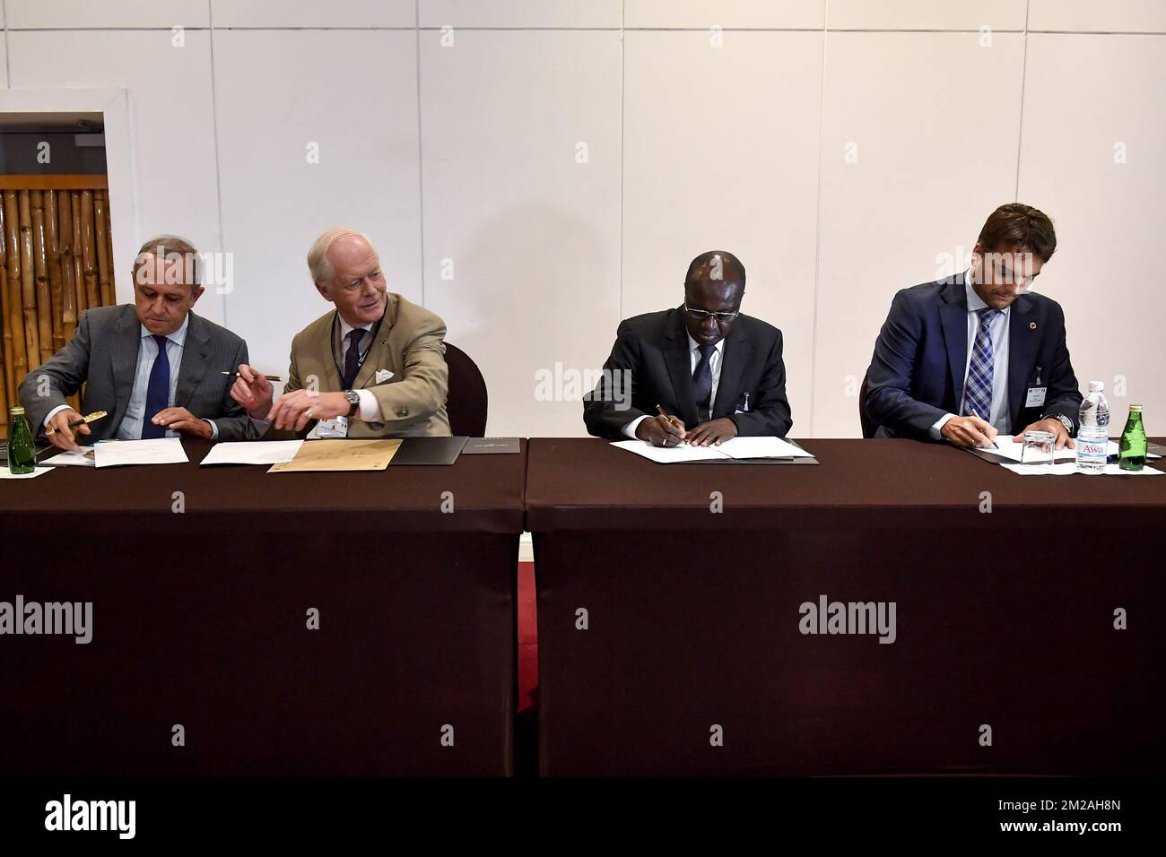 Maximilien Lemaire, CBL-ACP, Baron Bernard de Gerlache, Faman Touré, CCI-ci et Frederic Stiels photographiés lors d'une cérémonie de signature le troisième jour d'une mission économique de quatre jours présidée par la princesse Astrid, mardi 24 octobre 2017 à Abidjan, Côte d'Ivoire. BELGA PHOTO DIRK WAEM Banque D'Images