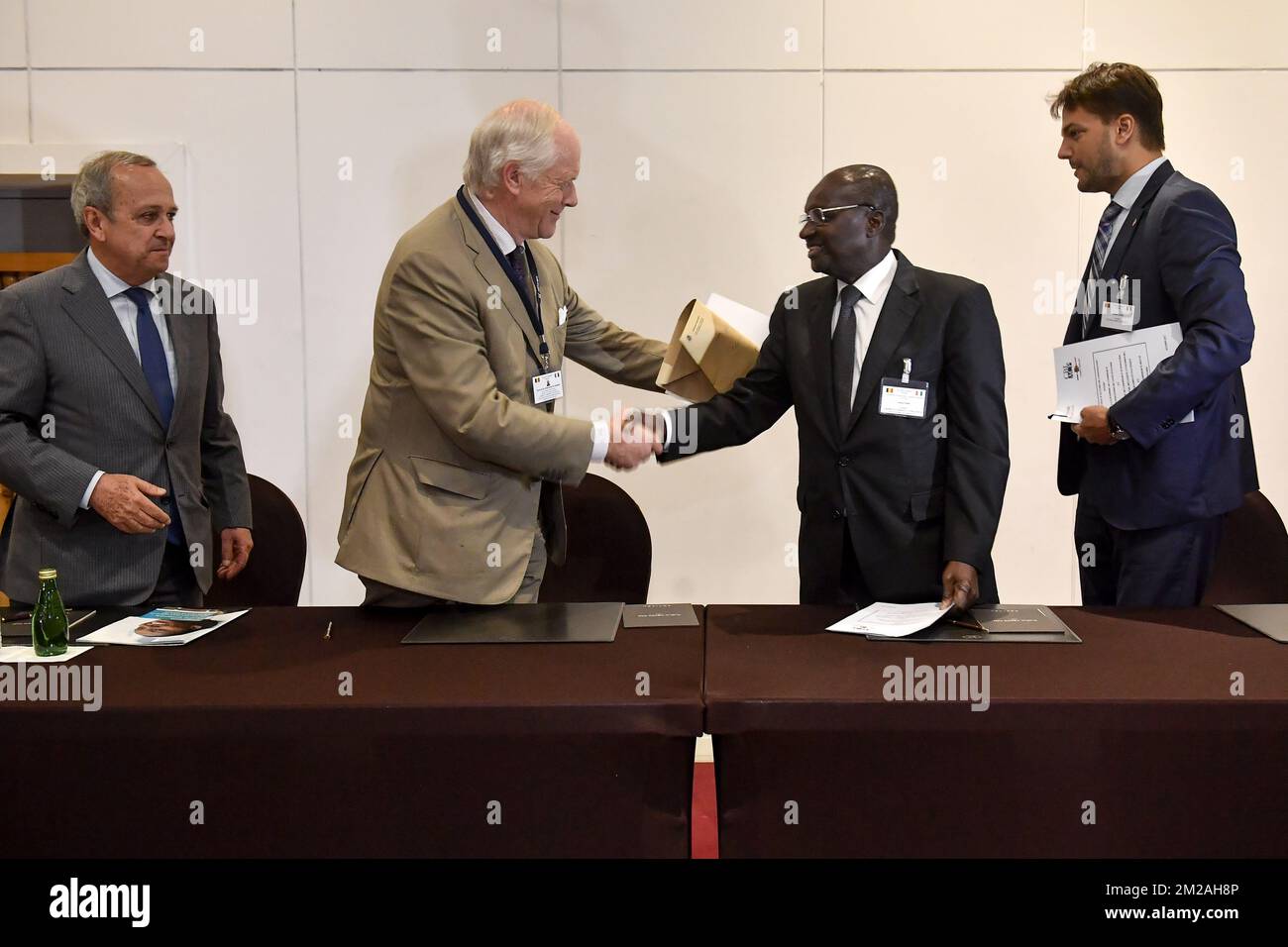 Maximilien Lemaire, CBL-ACP, Baron Bernard de Gerlache, Faman Touré, CCI-ci et Frederic Stiels photographiés lors d'une cérémonie de signature le troisième jour d'une mission économique de quatre jours présidée par la princesse Astrid, mardi 24 octobre 2017 à Abidjan, Côte d'Ivoire. BELGA PHOTO DIRK WAEM Banque D'Images