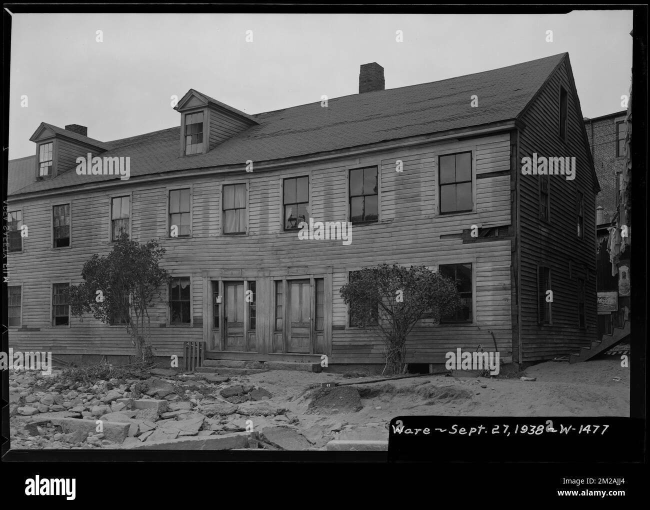 Propriété Cohen, 9 et 11 Pulaski Street, Ware, Mass., 27 septembre 1938 , Ouragan de la Nouvelle-Angleterre, 1938, habitations, dommages causés par les inondations, travaux d'eau, immobilier, inondations, événements naturels, état des dommages, structures résidentielles Banque D'Images