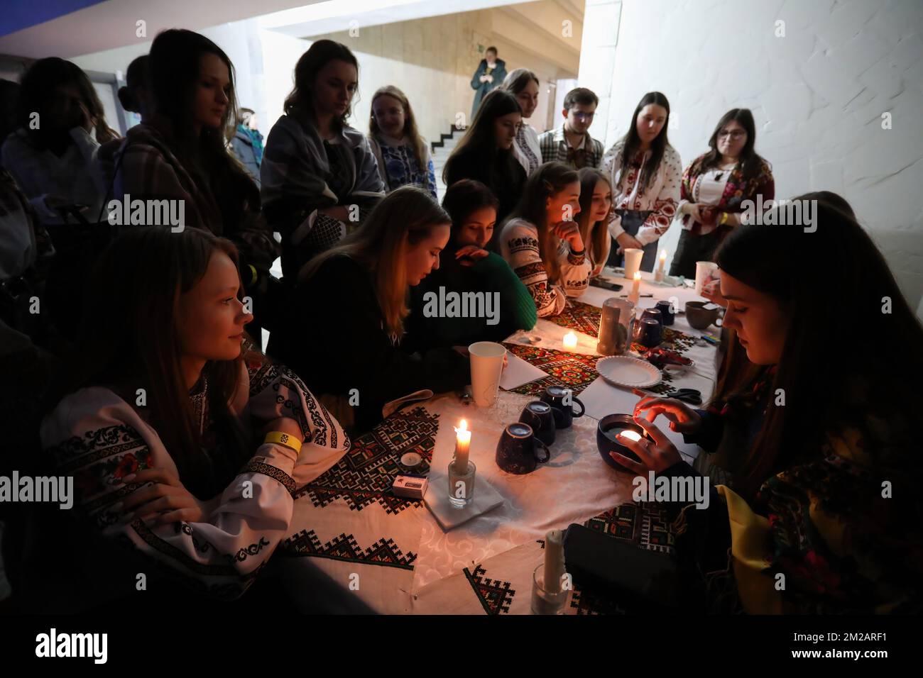 Lviv, Ukraine. 13th décembre 2022. Les filles ont vu le récit de fortune pendant la célébration de la journée des catholiques orthodoxes et grecs en mémoire de l'Apôtre Andrew le premier-appelé. En Ukraine, à la veille de Saint Andrew's Day, les étudiants se sont réunis à Lviv dans un abri à la bombe pour une soirée, où ils ont fait des histoires de fortune et ont eu du plaisir. Crédit : SOPA Images Limited/Alamy Live News Banque D'Images