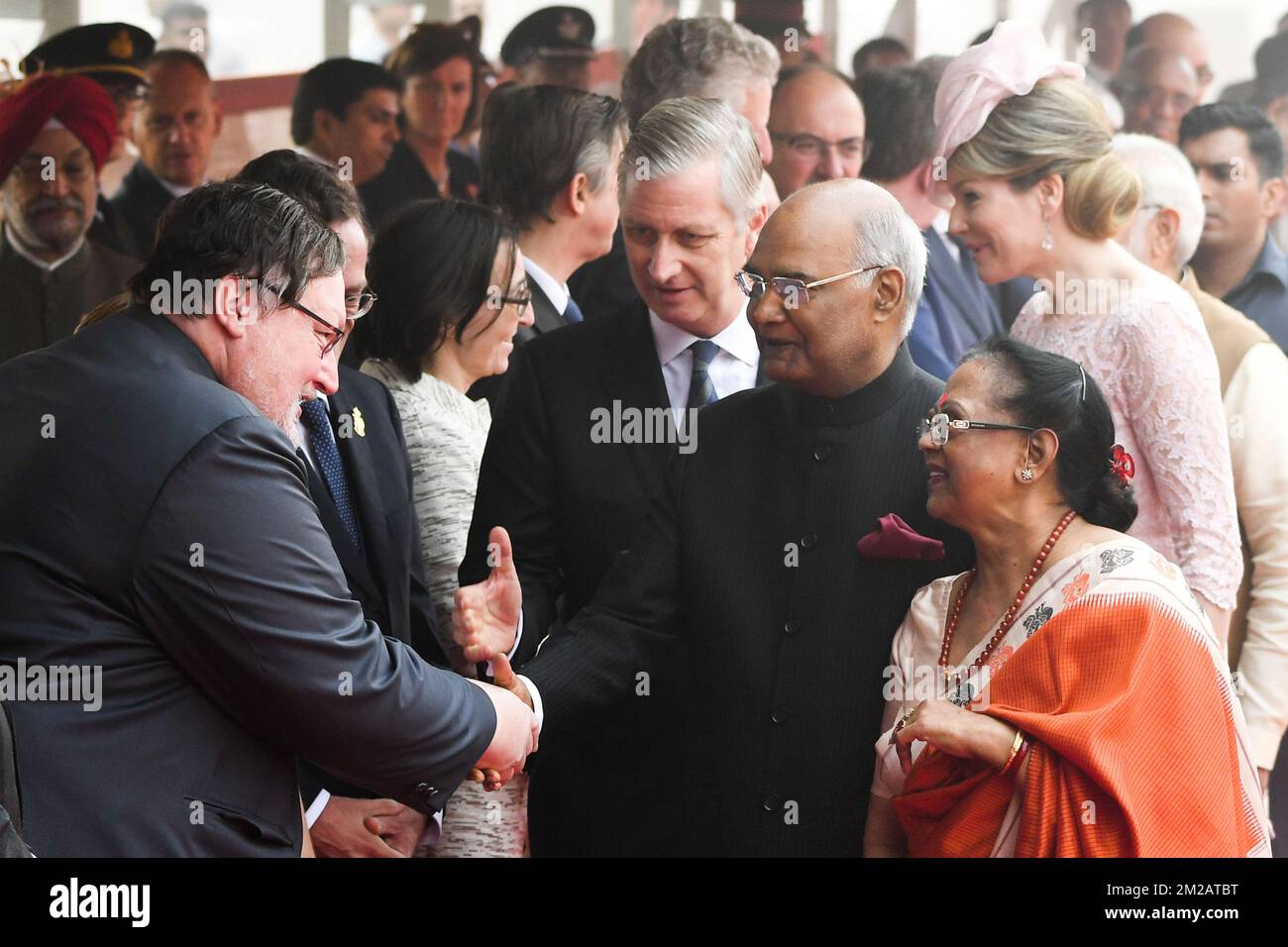 Patrick Renault, Directeur des médias et de la communication du Palais Royal, salue le président indien RAM Nath Kovind, Roi Philippe - Filip de Belgique et Reine Mathilde de Belgique lors de l'accueil cérémonial à la piste de Rashtrapati Bhavan le deuxième jour de la visite d'État du couple royal belge en Inde, mardi 07 novembre 2017, à New Delhi, Inde. BELGA PHOTO POOL FREDERIC SIERAKOWSKI / BENOIT DOPPAGNE Banque D'Images