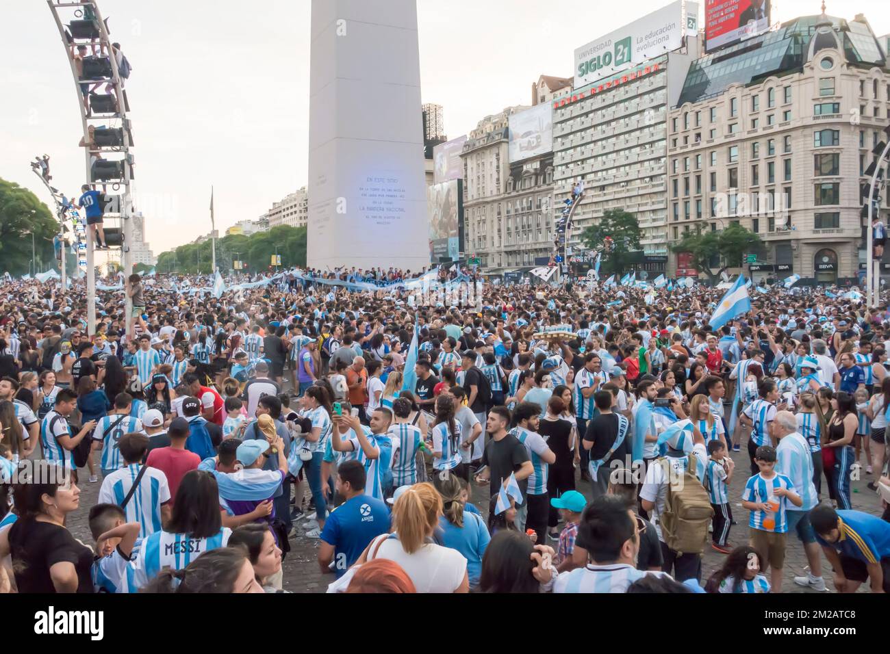 Les fans de football argentins se réunissent autour de l'Obélisque à Buenos Aires, en Argentine, pour célébrer l'équipe nationale qui a atteint la finale du monde de la FIFA 2022 Banque D'Images