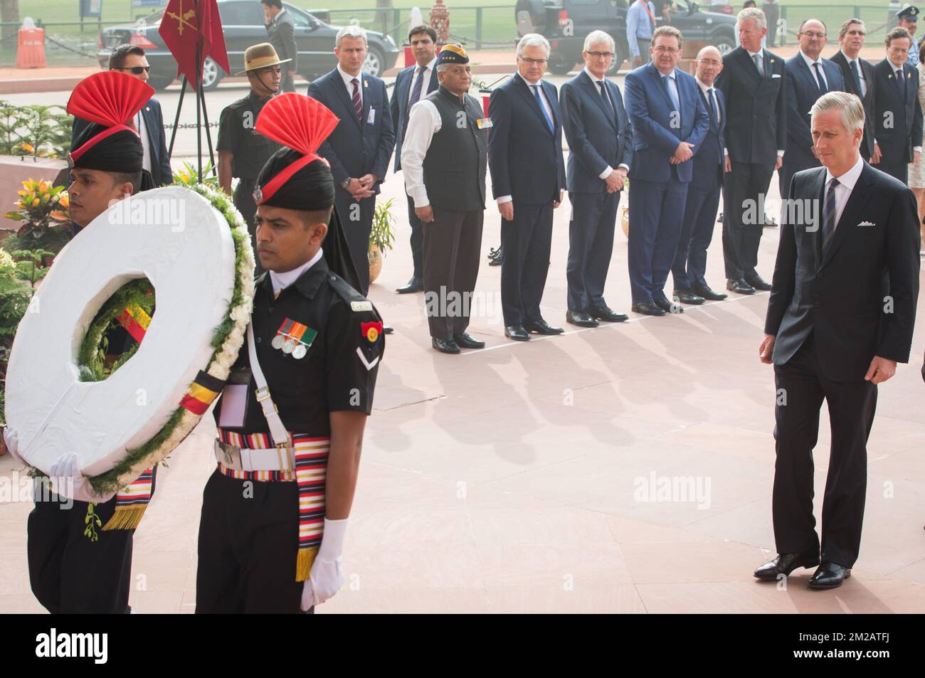 Roi Philippe - Filip de Belgique photographié lors d'une cérémonie de pose de couronne et d'une minute de silence à Raj Ghat suivie de la signature du livre d'or le deuxième jour de la visite d'État du couple royal belge en Inde, mardi 07 novembre 2017, à New Delhi, en Inde. BELGA PHOTO BENOIT DOPPAGNE Banque D'Images