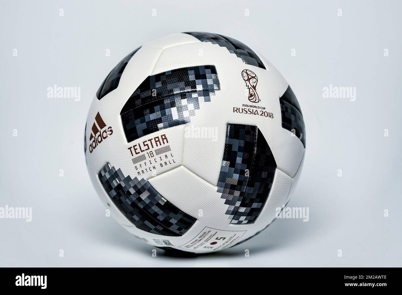 L'illustration montre le 'Adidas Telstar 18', le ballon de match officiel de la prochaine coupe du monde 2018 en Russie, le jeudi 09 novembre 2017, à Bruxelles. BELGA PHOTO DIRK WAEM Banque D'Images