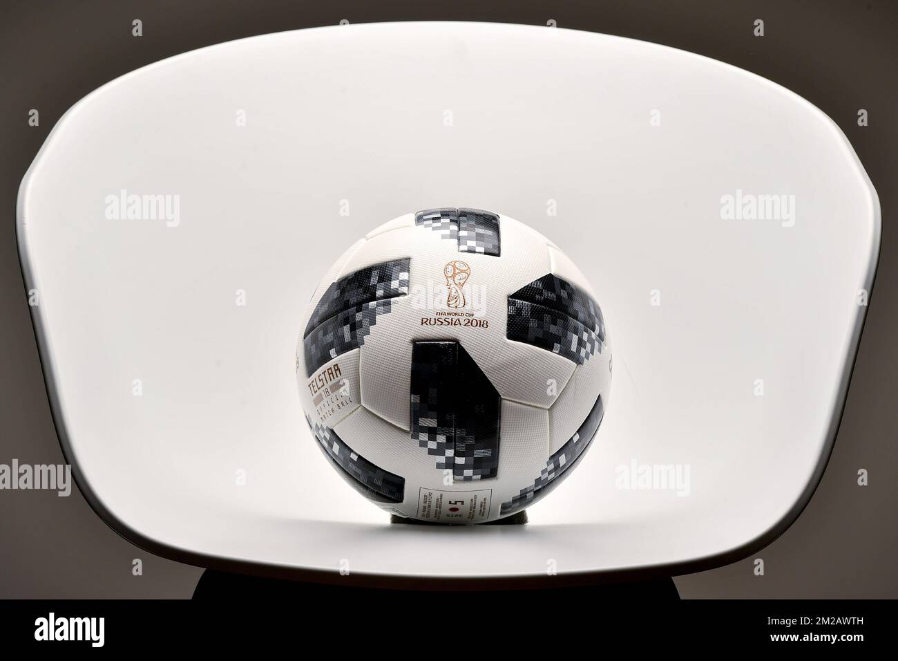 L'illustration montre le 'Adidas Telstar 18', le ballon de match officiel de la prochaine coupe du monde 2018 en Russie, le jeudi 09 novembre 2017, à Bruxelles. BELGA PHOTO DIRK WAEM Banque D'Images