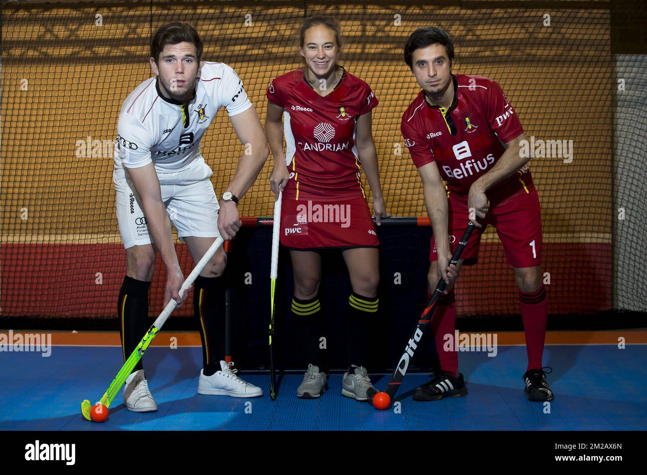 Tom Degroote, Laurine Delforge et Maxi Garreta photographiés lors d'une conférence de presse sur le hockey en salle des Championnats d'Europe 2018, qui se déroulera en janvier prochain à Anvers, le vendredi 10 novembre 2017 à Anvers. BELGA PHOTO KRISTOF VAN ACCOM Banque D'Images