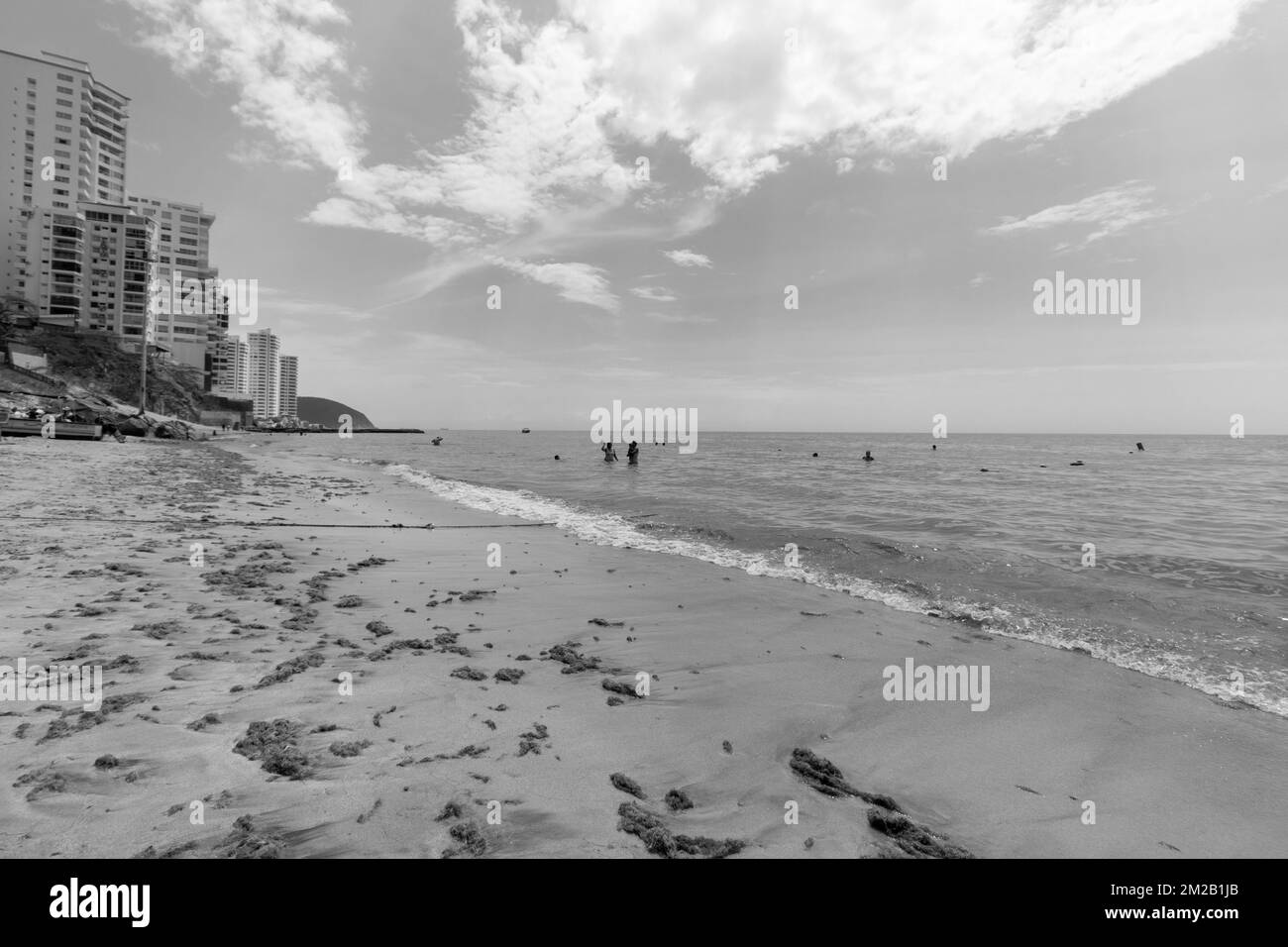 Belle scène d'été de la plage de Rodadero dans la ville de Santa Marta, Colombie avec la natation touristique et de hauts bâtiments résidentiels à l'arrière-plan Banque D'Images