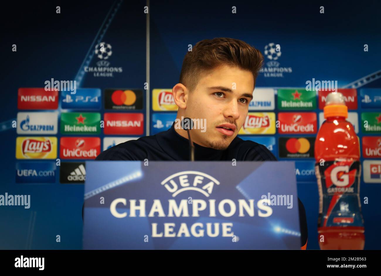 Leander Dendoncker d'Anderlecht photographié lors d'une conférence de presse de l'équipe belge de football RSC Anderlecht, mardi 21 novembre 2017 à Bruxelles. Demain, Anderlecht joue un match sur la scène du groupe (Groupe B) de la Ligue des champions de l'UEFA contre le Bayern allemand de Munich. BELGA PHOTO VIRGINIE LEFOUR Banque D'Images