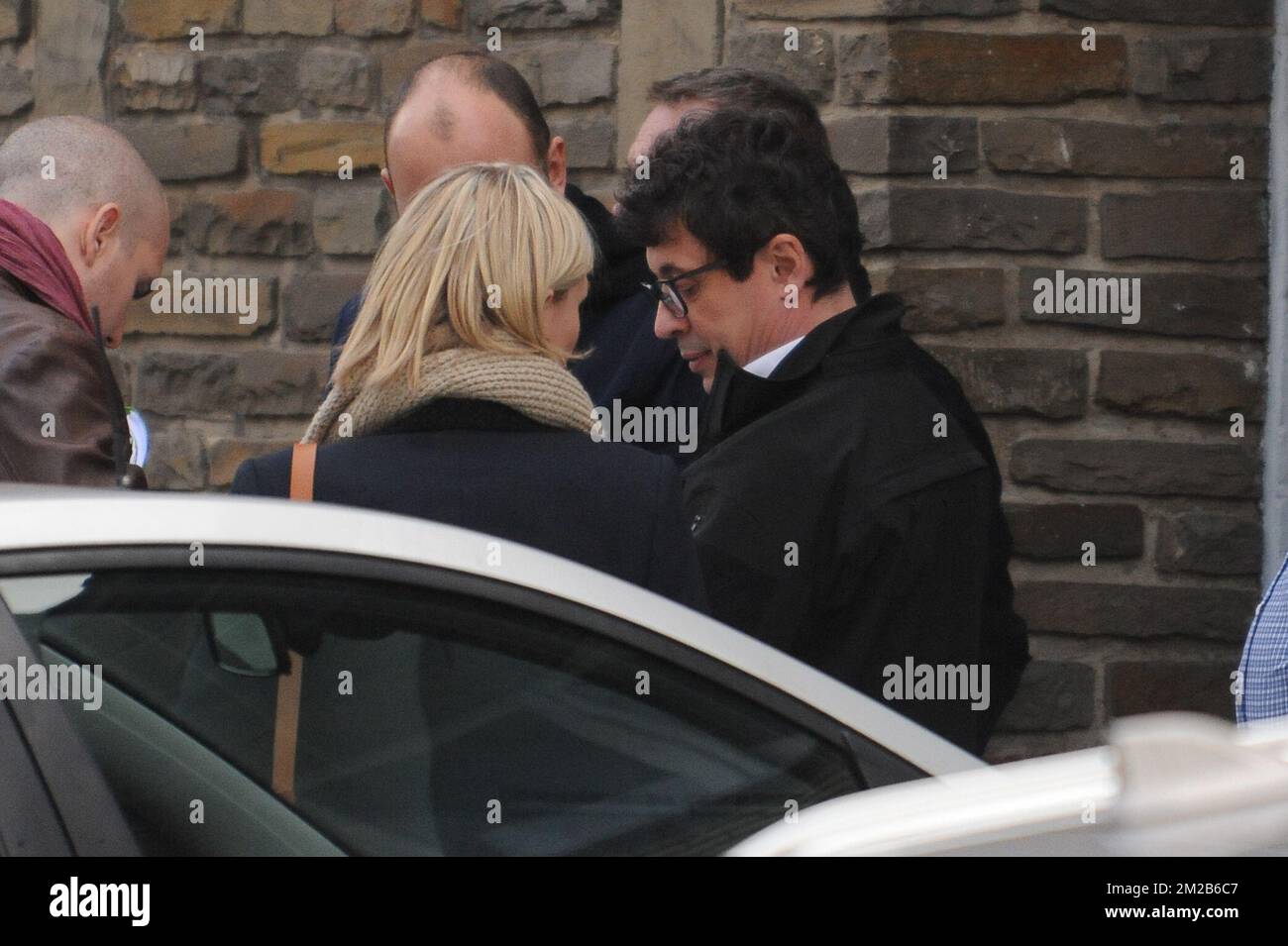 La photo montre au coroner Philippe Boxho la reconstruction d'un meurtre à Liège, le jeudi 23 novembre 2017. Tatyana H. est soupçonné de tuer son enfant de 11 ans sur 10 septembre. BELGA PHOTO SOPHIE KIP Banque D'Images