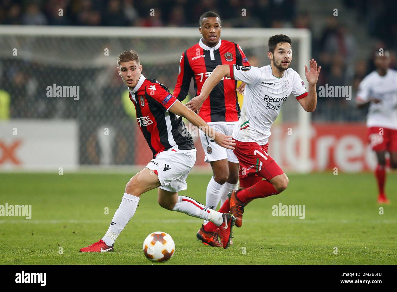 Nice' Maxime le Marchand et Sandy Walsh d'Essevee se battent pour le ballon lors d'un match entre le club français OGC Nice et l'équipe belge de football SV Zulte Waregem, cinquième match de la scène de groupe (Groupe K) de l'UEFA Europa League, jeudi 23 novembre 2017 à Nice, France. BELGA PHOTO BRUNO FAHY Banque D'Images