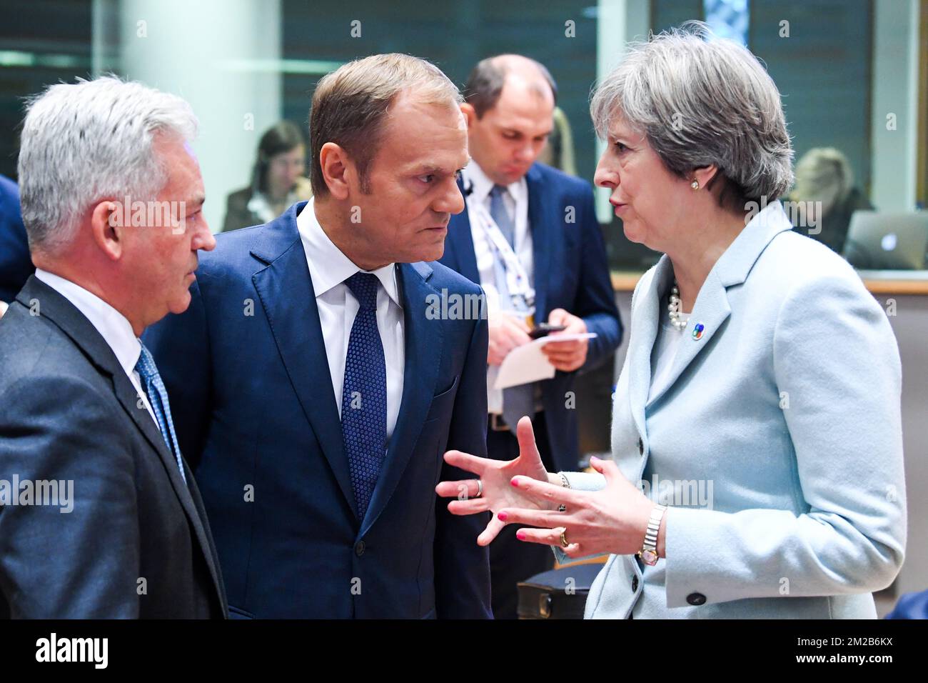 Le président du Conseil européen, Donald Tusk, et la première ministre du Royaume-Uni, Theresa May, ont photographié lors d'une réunion au sommet du Partenariat européen pour l'est, le vendredi 24 novembre 2017, au siège de l'Union européenne à Bruxelles. BELGA PHOTO POOL FREDERIC SIERAKOWSKI Banque D'Images