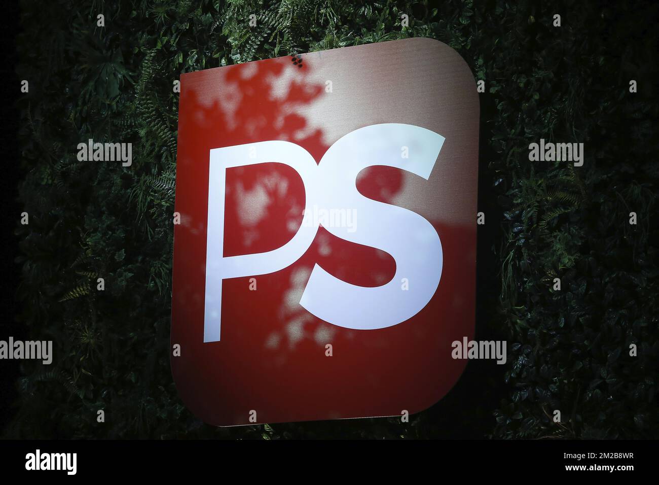 Le nouveau logo PS photographié lors d'un congrès de parti des socialistes francophones PS, dimanche 26 novembre 2017 Liège. BELGA PHOTO NICOLAS MATERLINCK Banque D'Images