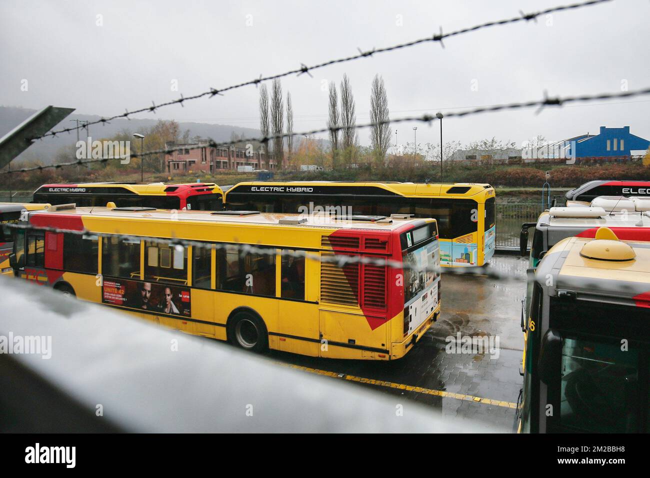 L'illustration montre les véhicules TEC avant une démonstration des syndicats des services publics, jeudi 30 novembre 2017, à Namur. BELGA PHOTO BRUNO FAHY Banque D'Images