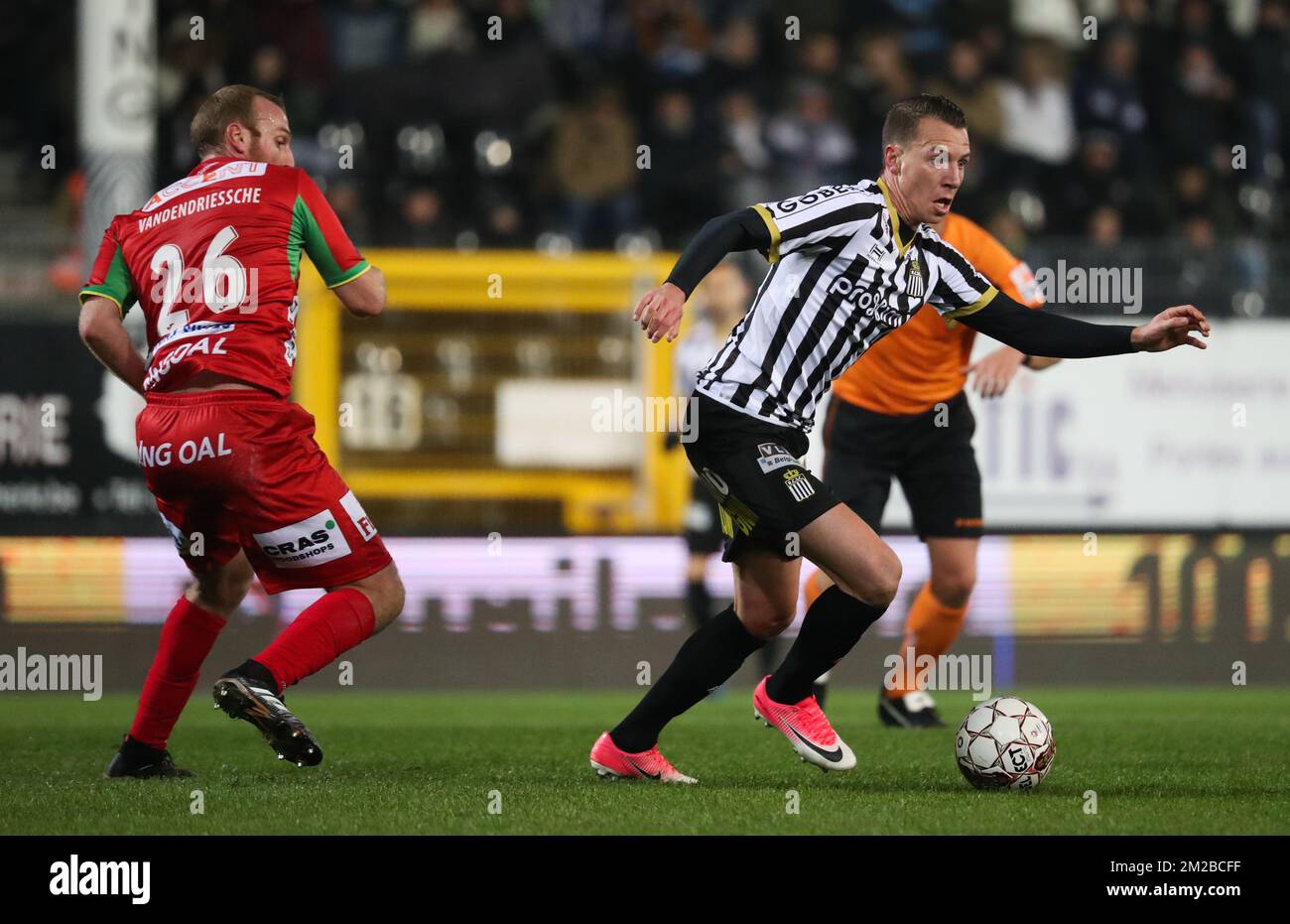 Kevin Vandendriessche d'Ostende et Clément Tainmont de Charleroi se battent pour le ballon lors du match de la Jupiler Pro League entre Sporting Charleroi et KV Oostende, à Charleroi, le vendredi 01 décembre 2017, le 17 jour de la Jupiler Pro League, la saison belge du championnat de football 2017-2018. BELGA PHOTO VIRGINIE LEFOUR Banque D'Images