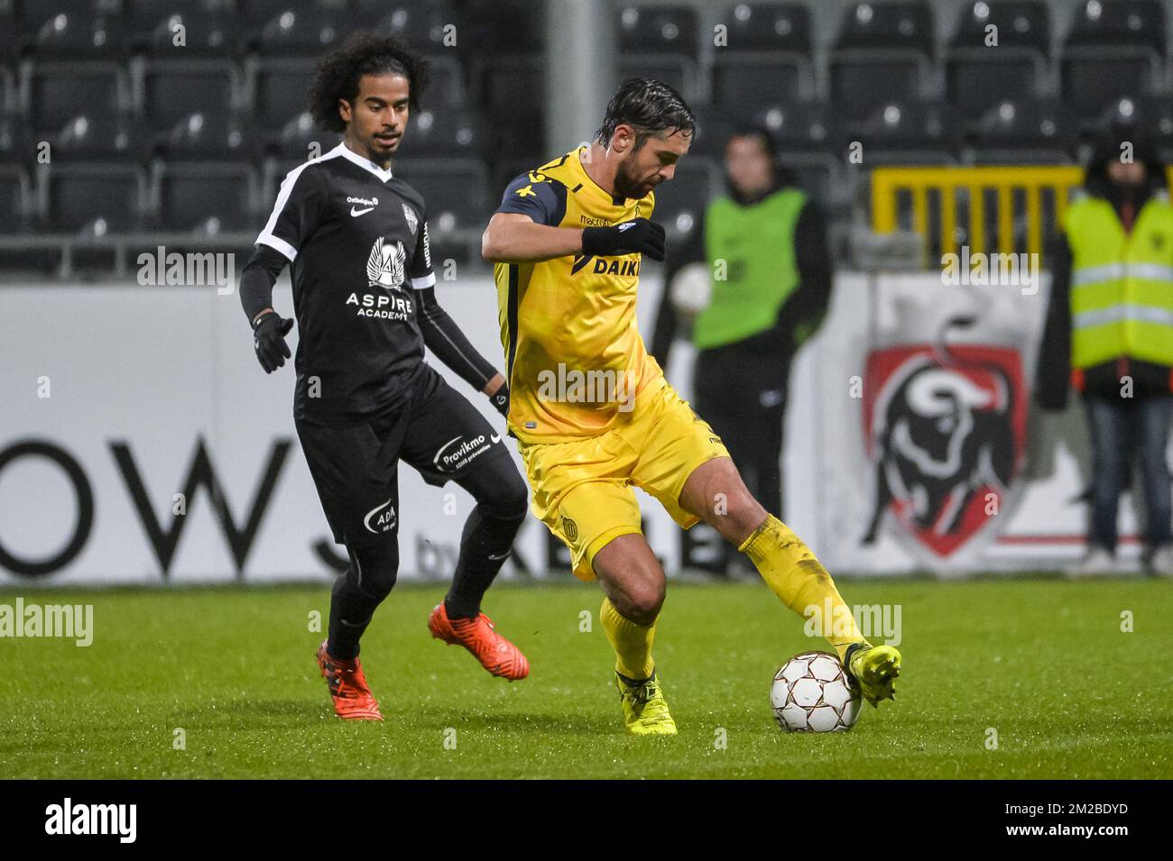 Akram Afif d'Eupen et Benoit Poulain du Club photographiés lors du match de la Jupiler Pro League entre KAS Eupen et le Club Brugge KV, à Eupen, dimanche 03 décembre 2017, le 18 jour de la Jupiler Pro League, la saison belge du championnat de football 2017-2018. BELGA PHOTO NICOLAS LAMBERT Banque D'Images