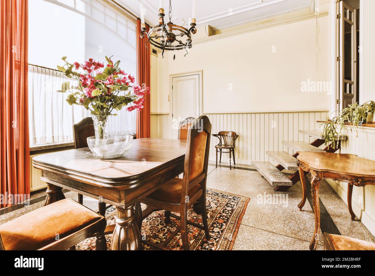 Décoration intérieure d'appartement loft moderne avec cuisine ouverte dans un style minimaliste et spacieuse salle à manger avec table et chaises Banque D'Images