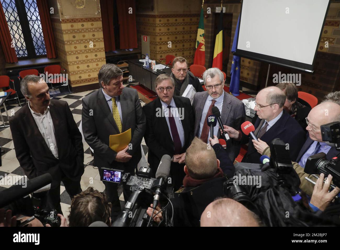 Watermael-Boitsfort / maire de Watermaal-Bosvoorde Ecolo Olivier Deleuze, vice-Premier ministre et ministre de l'intérieur Jan Jambon, maire d'Etterbeek Vincent de Wolf, Schaerbeek / maire de Schaarbeek Bernard Clerfayt, ministre de la Justice Koen Geens et Sint-Gillis / Saint-Gilles Maire Charles Picque, photographié après la conférence des maires de Bruxelles, à Bruxelles, dans la salle de Bruxelles, En présence des ministres de la Justice et de l'intérieur, le mercredi 13 décembre 2017. BELGA PHOTO THIERRY ROGE Banque D'Images