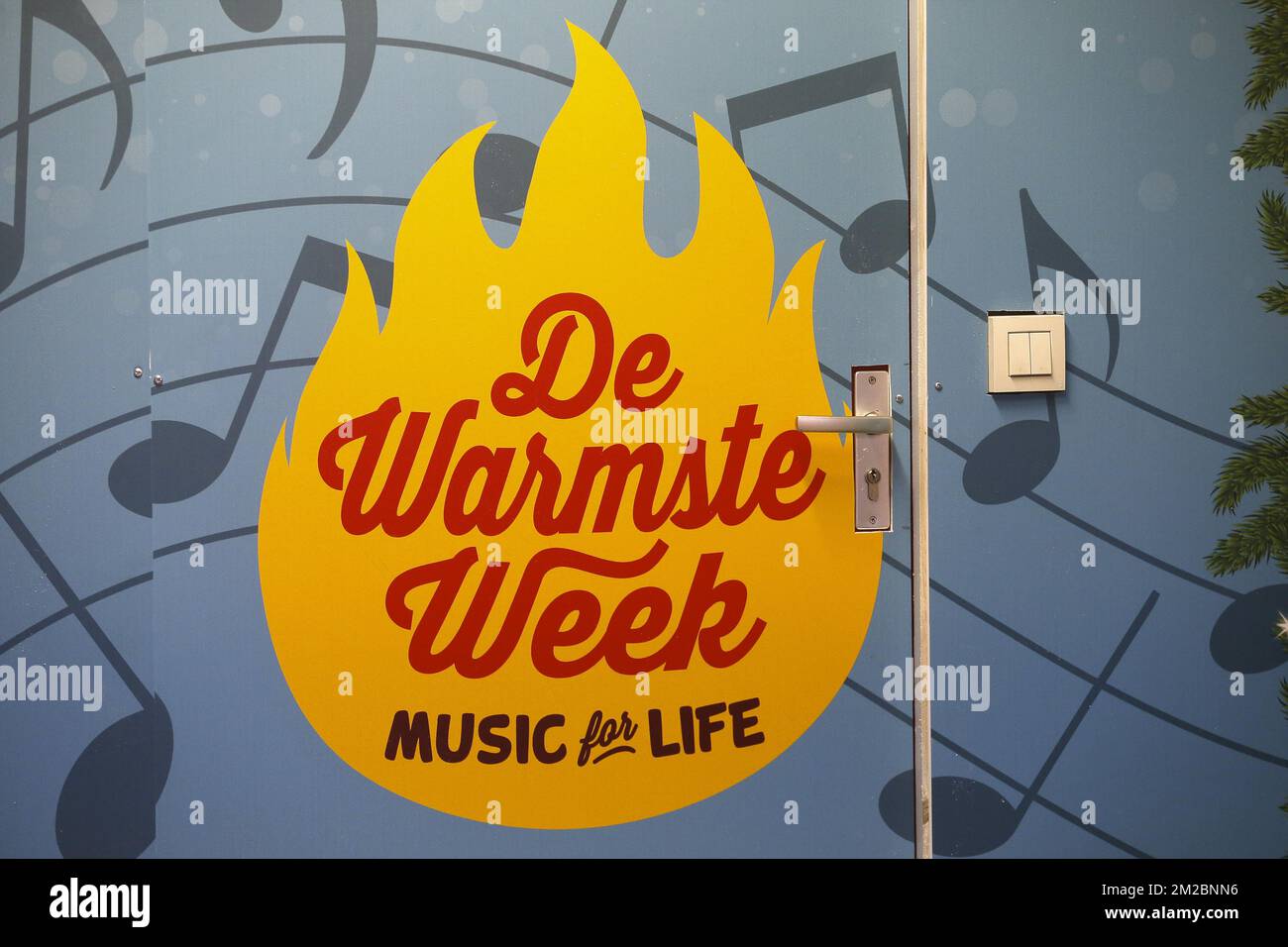 Semaine de Warmste - logo Music for Life photographié lors de l'édition 2017 (l'édition 12th) de la campagne Music for Life 'de Warmste week', organisée par la station de radio VRT flamande Studio Brussel, le lundi 18 décembre 2017, à Wachtebeke. Pour soutenir divers organismes de bienfaisance, trois présentateurs de radio vivront dans un cube du 18 au 24 décembre, ne jouant que les chansons demandées par les auditeurs, qui paient pour entendre leurs chansons préférées à la radio. BELGA PHOTO NICOLAS MATERLINCK Banque D'Images