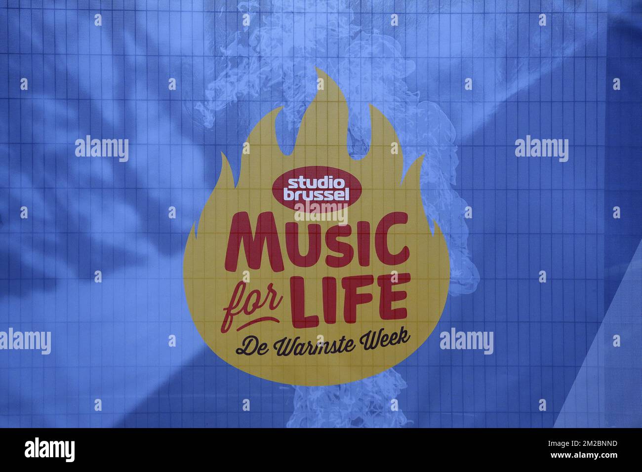 Semaine de Warmste - logo Music for Life photographié lors de l'édition 2017 (l'édition 12th) de la campagne Music for Life 'de Warmste week', organisée par la station de radio VRT flamande Studio Brussel, le lundi 18 décembre 2017, à Wachtebeke. Pour soutenir divers organismes de bienfaisance, trois présentateurs de radio vivront dans un cube du 18 au 24 décembre, ne jouant que les chansons demandées par les auditeurs, qui paient pour entendre leurs chansons préférées à la radio. BELGA PHOTO NICOLAS MATERLINCK Banque D'Images