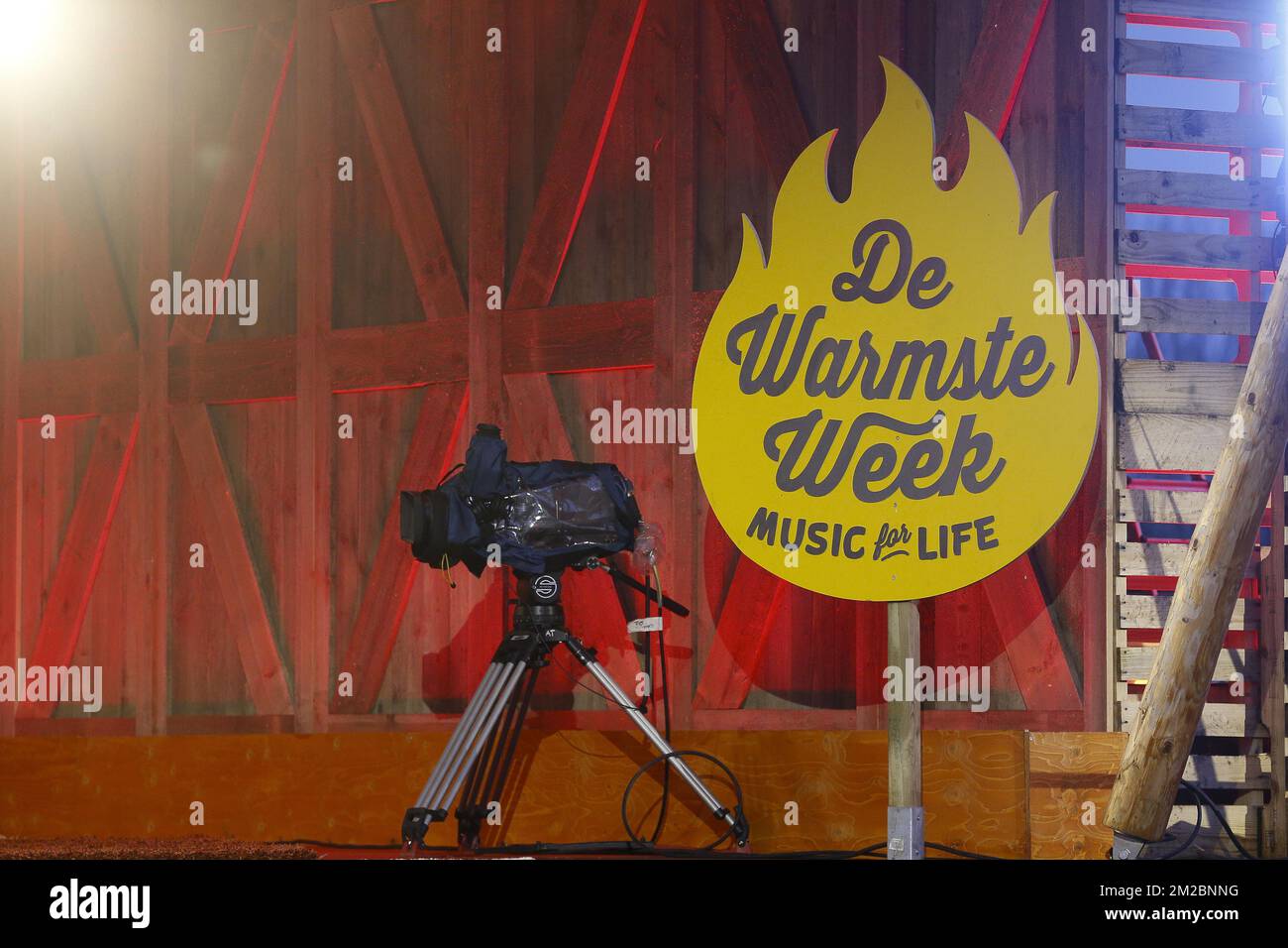 Semaine de Warmste - logo Music for Life photographié lors de l'édition 2017 (l'édition 12th) de la campagne Music for Life 'de Warmste week', organisée par la station de radio VRT flamande Studio Brussel, le lundi 18 décembre 2017, à Wachtebeke. Pour soutenir divers organismes de bienfaisance, trois présentateurs de radio vivront dans un cube du 18 au 24 décembre, ne jouant que les chansons demandées par les auditeurs, qui paient pour entendre leurs chansons préférées à la radio. BELGA PHOTO NICOLAS MATERLINCK Banque D'Images