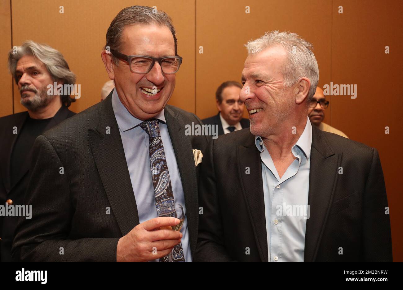 Georges Leekens et Eric Gerets photographiés à la septième édition du prix Raymond Goethals, pour l'entraîneur le plus proche de Raymond Goethals, lundi 18 décembre 2017, à Genval. BELGA PHOTO VIRGINIE LEFOUR Banque D'Images