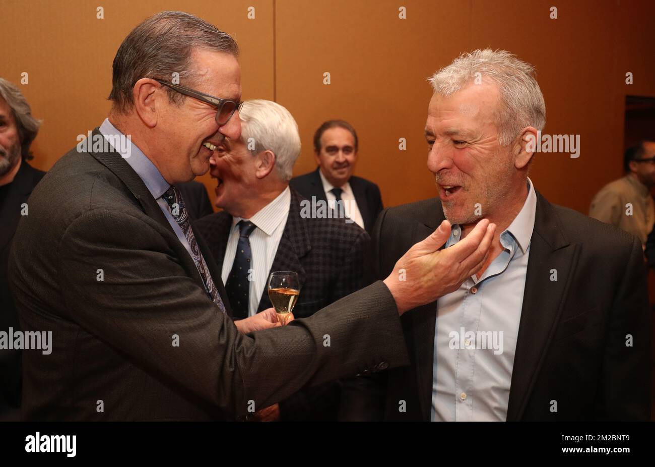 Georges Leekens et Eric Gerets photographiés à la septième édition du prix Raymond Goethals, pour l'entraîneur le plus proche de Raymond Goethals, lundi 18 décembre 2017, à Genval. BELGA PHOTO VIRGINIE LEFOUR Banque D'Images