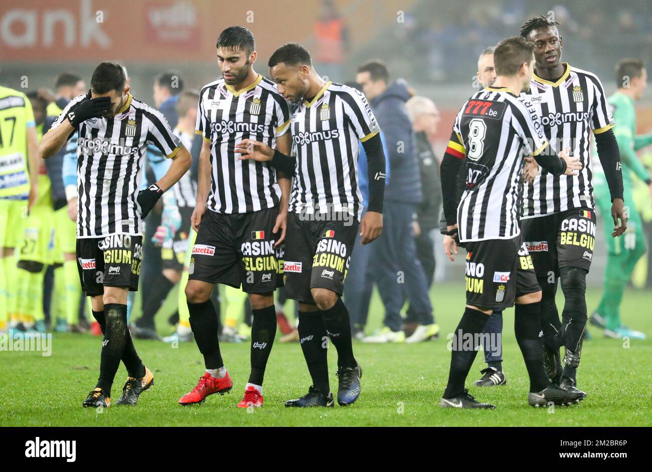 Stergos Marinos de Charleroi, Kaveh Rezaei de Charleroi, Marco Ilaimaharitra de Charleroi, Francisco Javier Martos de Charleroi et Amara Baby de Charleroi, look abattu après le match de Jupito Pro League entre KAA Gent et Siler Charleroi, à Gent, le jeudi 21 décembre 2017, le 20 décembre, la Jupito Pro League de Jupito La saison de championnat belge de football 2017-2018. BELGA PHOTO VIRGINIE LEFOUR Banque D'Images