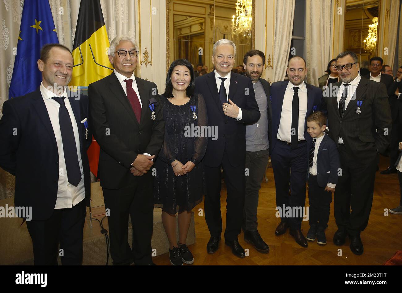 Cosimo Zizza du restaurant Da Mimmo, Khaled Zoughlami du restaurant les petits Oignons, Ling Fang du restaurant Yi Jiang Nan , Vice-Premier ministre et Ministre des Affaires étrangères Didier Reynders, Damien Bouchery du restaurant Bouchery, Alexandre Dionisio du restaurant Villa in the Sky et Antonio Pinto du restaurant Belga Queen photographié lors d'une cérémonie pour décerner le rang 'Chevalier de l'ordre de Léopold II' à divers chefs actifs à Bruxelles, le vendredi 22 décembre 2017 à Bruxelles. BELGA PHOTO NICOLAS MATERLINCK Banque D'Images