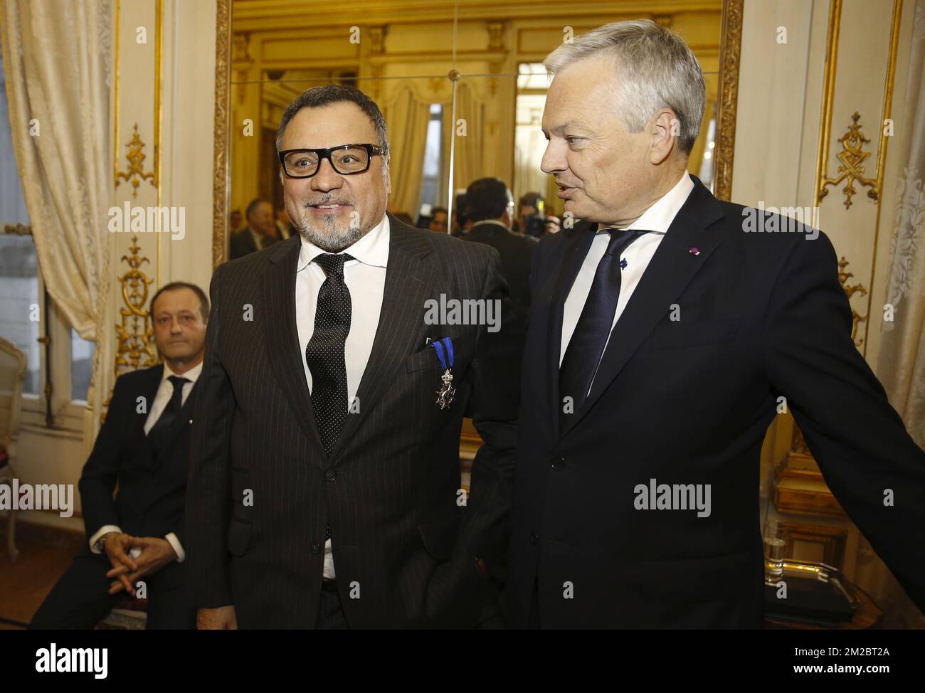 Antonio Pinto du restaurant Belga Queen et vice-Premier ministre et ministre des Affaires étrangères Didier Reynders photographié lors d'une cérémonie pour décerner le titre « Chevalier de l'ordre de Léopold II » à divers chefs actifs à Bruxelles, le vendredi 22 décembre 2017 à Bruxelles. BELGA PHOTO NICOLAS MATERLINCK Banque D'Images