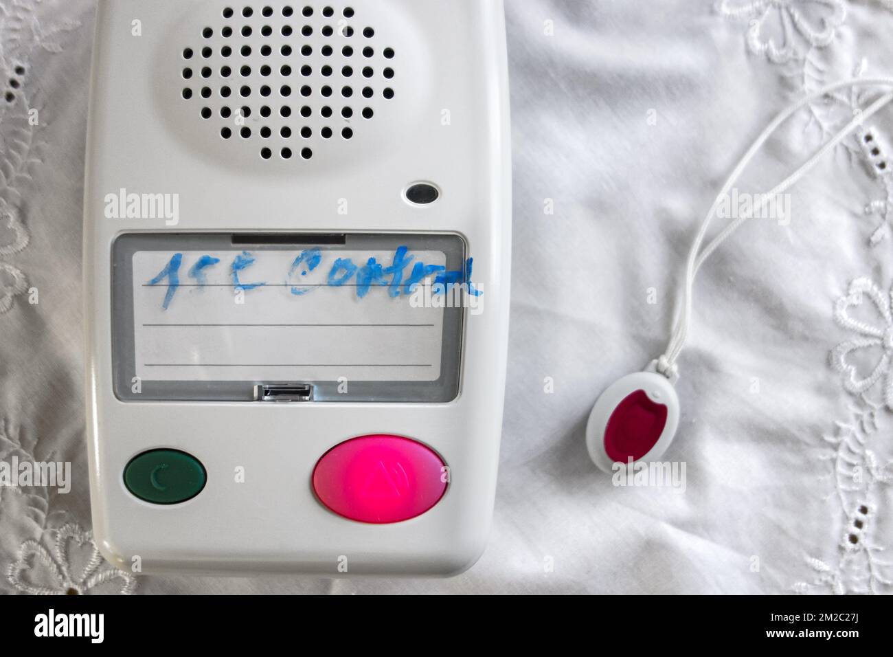 Alarme personnelle de sauvetage pour les personnes âgées et handicapées  montrant pendentif avec bouton poussoir et l'unité d'alarme avec  haut-parleur Photo Stock - Alamy