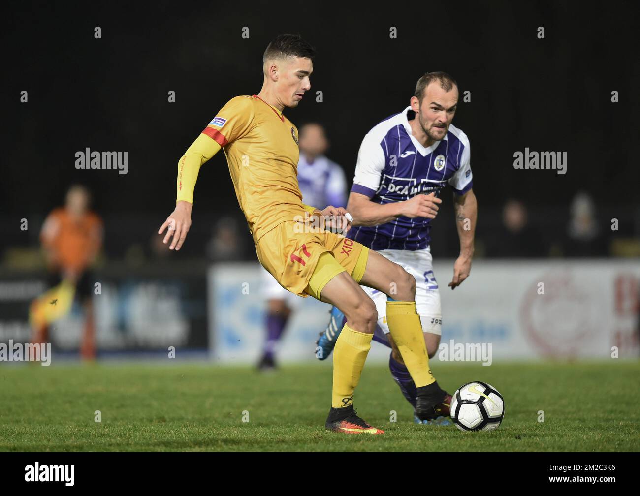 Maxence Carlier de Tubize et Erwin Jimmy Hoffer de Beerschot se battent pour le ballon lors d'un match de football entre AFC Tubize et Beerschot-Wilrijk, à Tubize, mercredi 10 janvier 2018, le jour 19 de la compétition de division 1B Proximus League du championnat belge de football. Le jeu a été reporté en raison de mauvaises conditions météorologiques sur 10 décembre. BELGA PHOTO JOHN THYS Banque D'Images