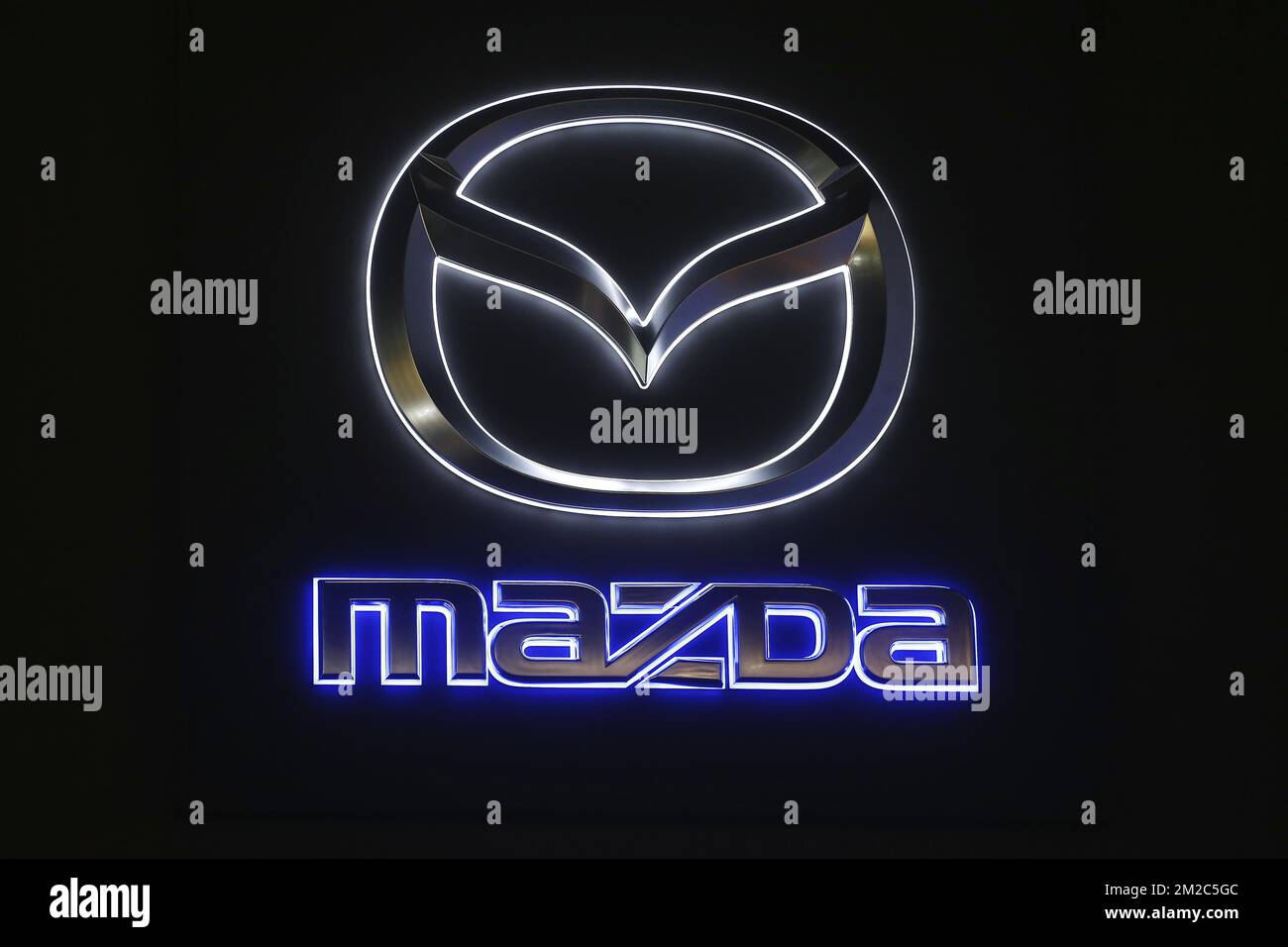 Logo Mazda photographié lors de l'édition 96th du salon de l'automobile de Bruxelles, à l'exposition de Bruxelles, le dimanche 14 janvier 2018, à Bruxelles. BELGA PHOTO NICOLAS MATERLINCK Banque D'Images