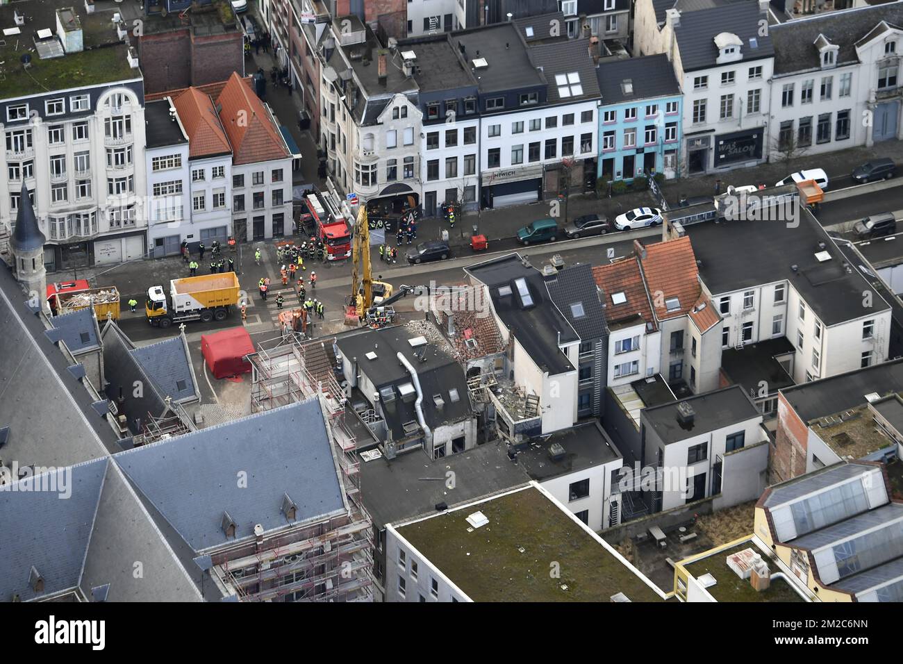 Une vue aérienne du Paardenmarkt à Anvers, après l'effondrement de plusieurs bâtiments suite à une explosion, mardi 16 janvier 2018. Hier soir, trois bâtiments se sont effondrés à la suite d'une explosion. 2 personnes sont mortes, 14 ont été blessées. BELGA PHOTO ERIC LALMAND Banque D'Images