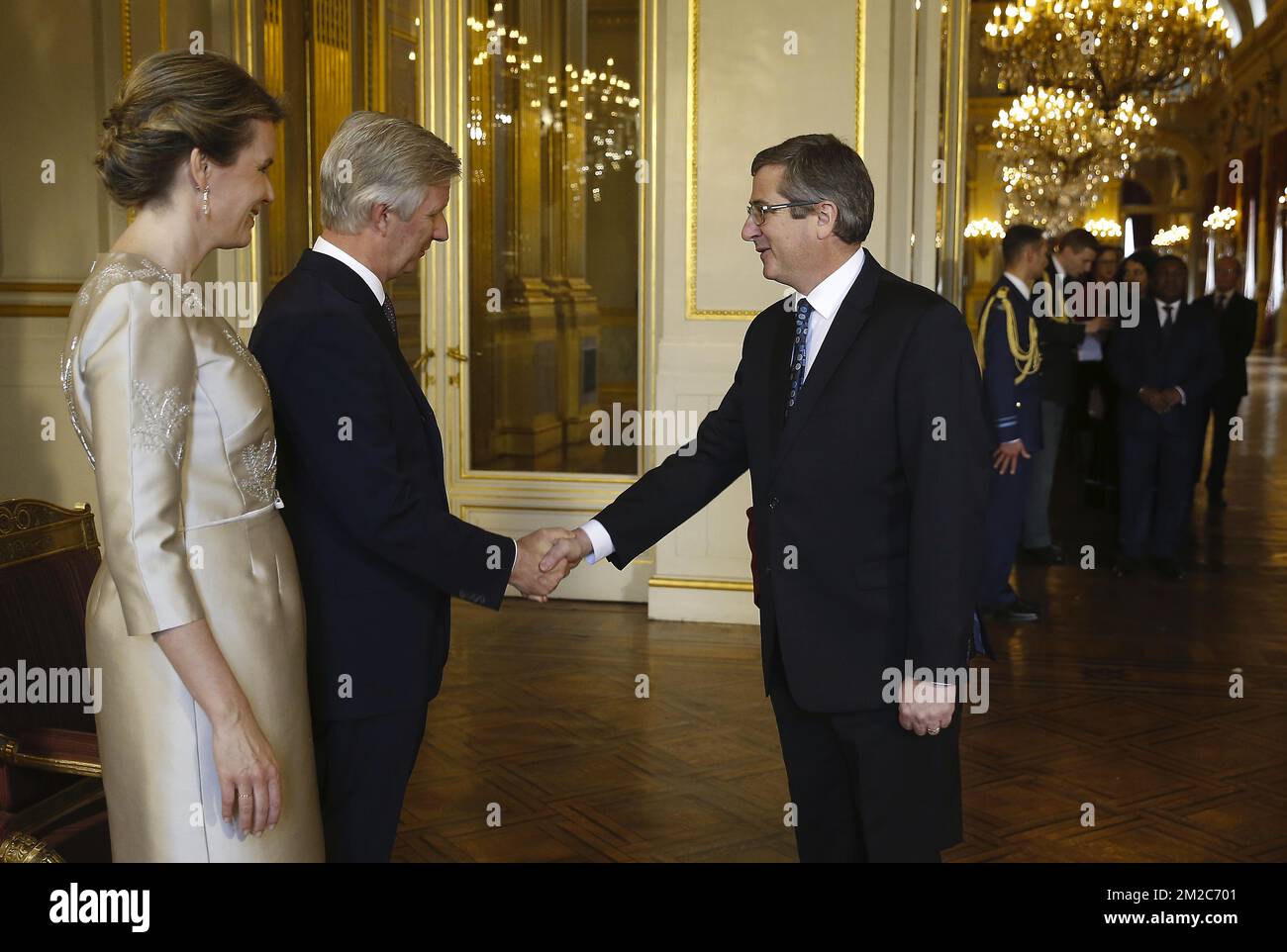 La reine Mathilde et le roi Philippe, États-Unis Matthew Lussenhop photographié lors d'une réception du nouvel an organisée par la famille royale pour les diplomates étrangers et les chefs de mission (ambassadeurs et consuls) , accrédités à Bruxelles, au Palais Royal, à Bruxelles, le mardi 16 janvier 2018. BELGA PHOTO NICOLAS MATERLINCK Banque D'Images La reine Mathilde et le roi Philippe, États-Unis Matthew Lussenhop photographié lors d'une réception du nouvel an organisée par la famille royale pour les diplomates étrangers et les chefs de mission (ambassadeurs et consuls) , accrédités à Bruxelles, au Palais Royal, à Bruxelles, le mardi 16 janvier 2018. BELGA PHOTO NICOLAS MATERLINCK Banque D'Images