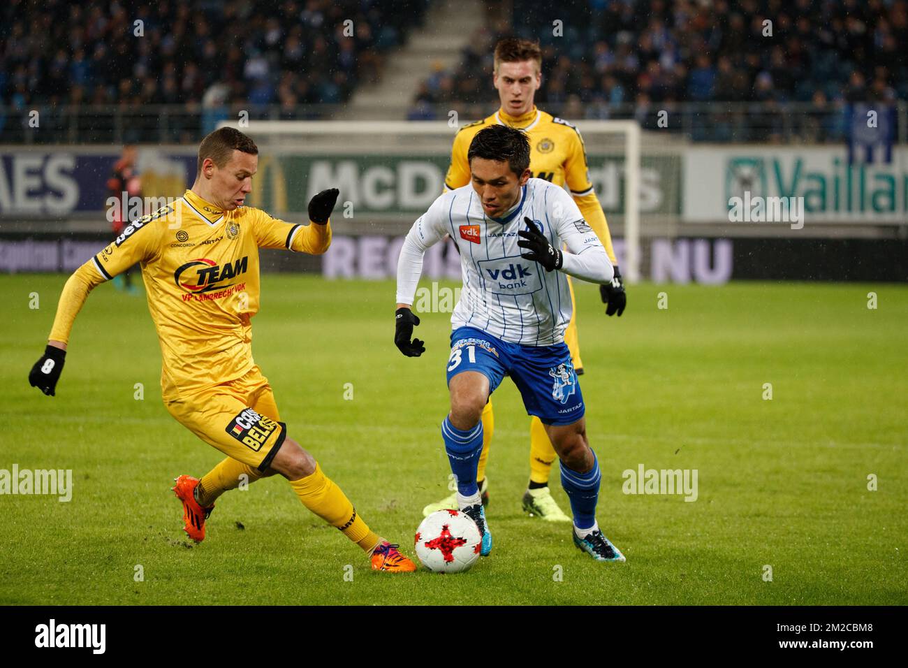 Mario Ticinovic de Lokeren et Yuya Kubo de Gent se battent pour le ballon lors du match de Jupiler Pro League entre KAA Gent et Sporting Lokeren, à Gent, dimanche 21 janvier 2018, le 22 jour de la Jupiler Pro League, la saison belge de championnat de football 2017-2018. BELGA PHOTO JASPER JACOBS Banque D'Images