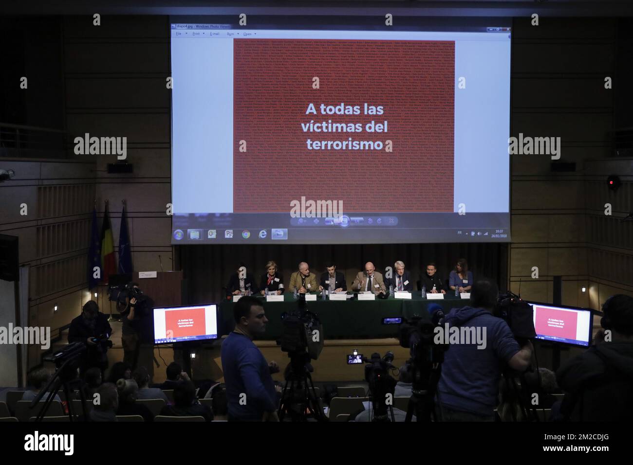 Florian Jehin, Myriam Gueuning, Philippe Vandenberghe, Thomas Savary, Philippe Vansteenkiste, David Humphreys, Antoine Van Begin et Katarina Viktorsson photographiés lors d'une conférence de presse de V-Europe, une association de victimes d'attentats terroristes en Europe, à Bruxelles, le mercredi 24 janvier 2018. BELGA PHOTO THIERRY ROGE Banque D'Images