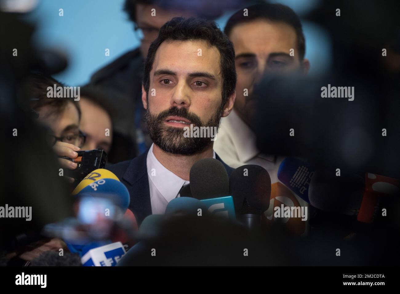 Roger Torrent parle à la presse après une réunion entre Carlos Puigdemont et Roger Torrent, le speeker du Parlement catalan, à Bruxelles, la réunion a été déplacée vers l'Alliance européenne libre parce que l'Espagne a décidé de fermer la représentation catalane à Bruxelles, le mercredi 24 janvier 2018 à Bruxelles. BELGA PHOTO LUC CLAESSEN Banque D'Images