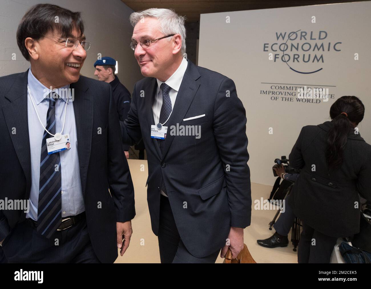 Groupe de géants de l'acier le président d'ArcelorMittal Lakshmi Mittal et le vice-premier ministre et ministre de l'emploi, de l'économie et de la consommation Kris Peeters photographiés lors de l'édition 48th de la réunion annuelle du 'Forum économique mondial' à Davos, Suisse, jeudi 25 janvier 2018. Cette année, le rassemblement de politiciens et de chefs d'entreprise internationaux se déroule du 23 au 26 janvier. BELGA PHOTO BENOIT DOPPAGNE Banque D'Images