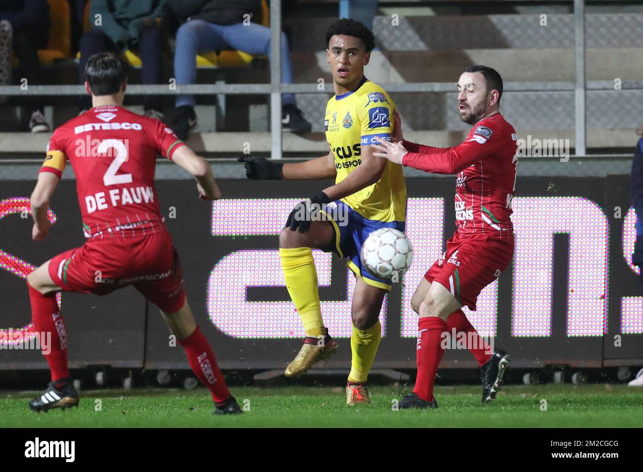 Waasland-Beveren's Ryan Mmaee and Essevee's Onur Kaya fight for the ball during the Jupiler Pro League match between Waasland-Beveren and Zulte Waregem, in Beveren-Waas, Saturday 27 January 2018, on the day 24 of the Jupiler Pro League, the Belgian soccer championship season 2017-2018. BELGA PHOTO BRUNO FAHY Banque D'Images