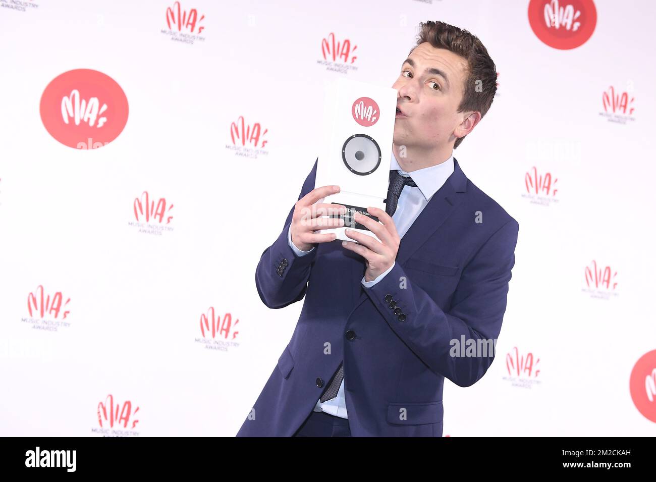 Niels Destadsbader célèbre avec son trophée après la onzième édition du prix MIA (Music Industry Award), à Bruxelles, le mardi 30 janvier 2018. Les prix Mia sont remis par le VRT et Kunstenpunt. BELGA PHOTO JASPER JACOBS Banque D'Images