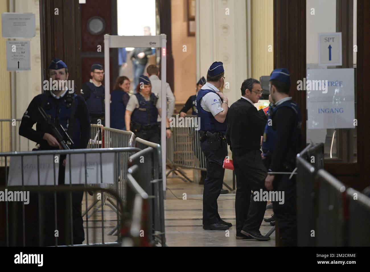 L'illustration montre la sécurité près de l'entrée de la salle d'audience avant le début du premier jour du procès d'Abdeslam et d'Ayari pour tentative de meurtre dans un contexte terroriste, sur 15 mars dans la rue Dries - Driesstraat dans la forêt - Vorst, à Bruxelles, Devant la cour pénale de Bruxelles, lundi 05 février 2018. Au cours de la fusillade, cinq policiers ont été blessés et un terroriste présumé, Mohamed Belkaid, a été tué. Le tir s'est produit lors d'une fouille de l'appartement, dans le cadre de l'enquête sur les attentats terroristes de Paris. BELGA PHOTO YORICK JANSENS Banque D'Images