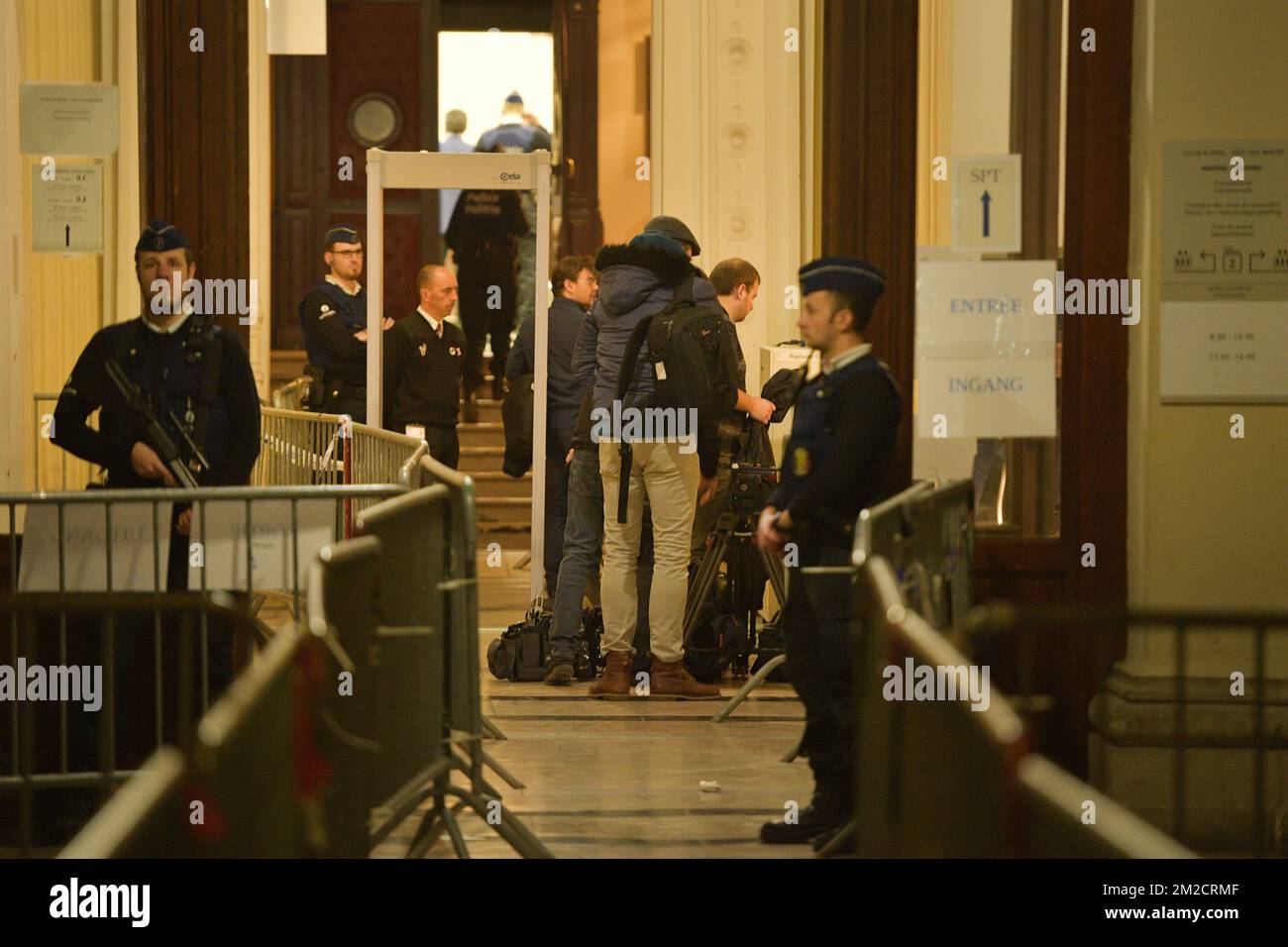 L'illustration montre la sécurité près de l'entrée de la salle d'audience avant le début du premier jour du procès d'Abdeslam et d'Ayari pour tentative de meurtre dans un contexte terroriste, sur 15 mars dans la rue Dries - Driesstraat dans la forêt - Vorst, à Bruxelles, Devant la cour pénale de Bruxelles, lundi 05 février 2018. Au cours de la fusillade, cinq policiers ont été blessés et un terroriste présumé, Mohamed Belkaid, a été tué. Le tir s'est produit lors d'une fouille de l'appartement, dans le cadre de l'enquête sur les attentats terroristes de Paris. BELGA PHOTO YORICK JANSENS Banque D'Images