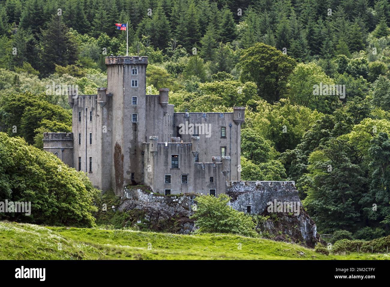 Château de Dunvegan, siège des chefs de Clan MacLeod sur l'île de Skye, Highlands écossais, Écosse | Château de Dunvegan, île de Skye, Ecosse, Royaume-Uni 02/06/2017 Banque D'Images