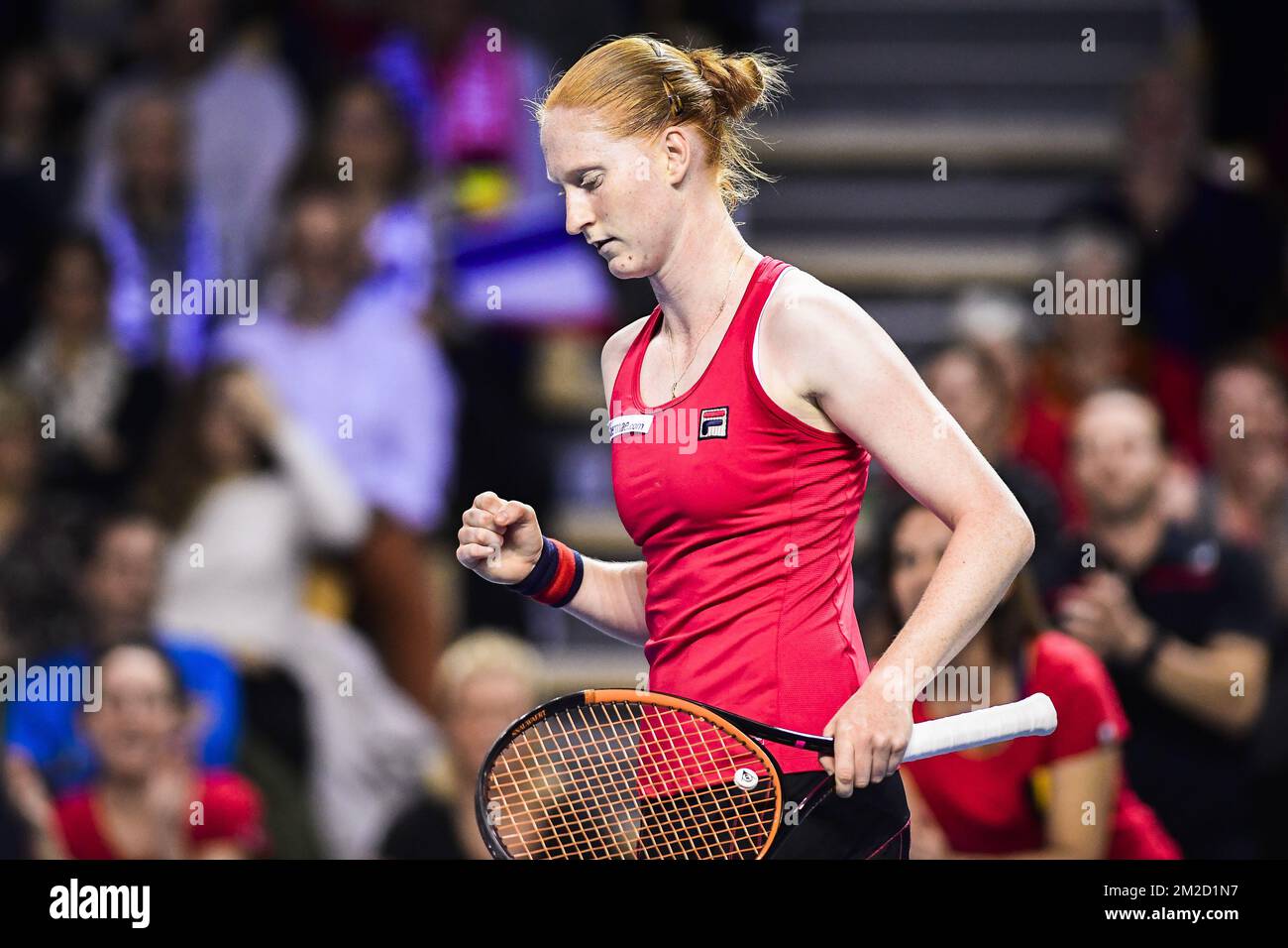 L'Alison belge Van Uytvanck célèbre lors d'un match de tennis contre Pauline Parmentier française, le quatrième caoutchouc de la rencontre du groupe mondial de la Fed Cup 1 de ce week-end entre la France et la Belgique, à la Roche-sur-Yon, en France, le dimanche 11 février 2018. BELGA PHOTO LAURIE DIEFFEMBACQ Banque D'Images