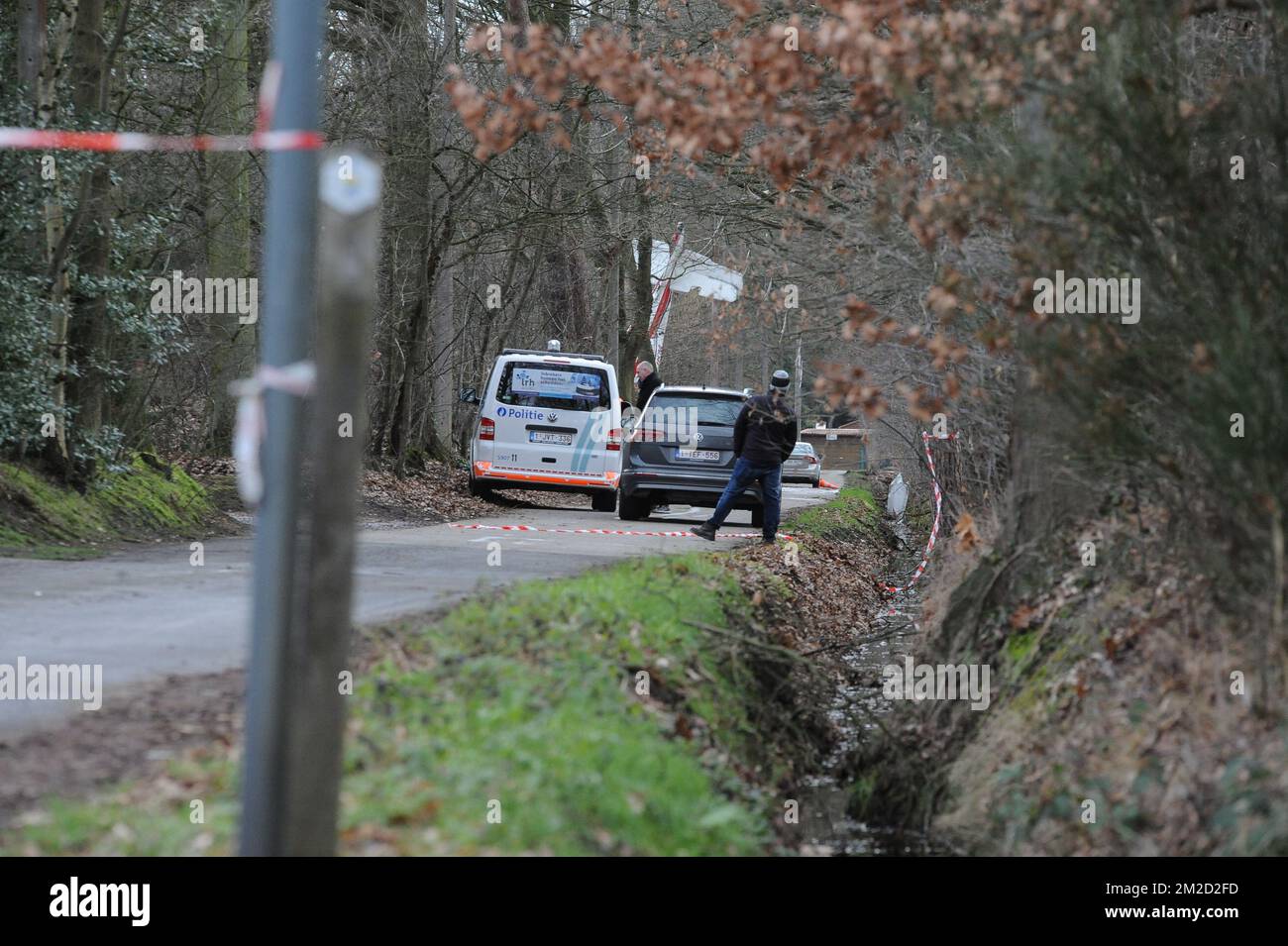 Police photographiée sur les lieux d'un accident d'avion de sports légers à Stokrooie, Hasselt, lundi 12 février 2018. Selon les premières informations que l'avion a recueillies sur une ligne électrique aérienne, deux personnes sont mortes dans l'accident. BELGA PHOTO SOPHIE KIP Banque D'Images