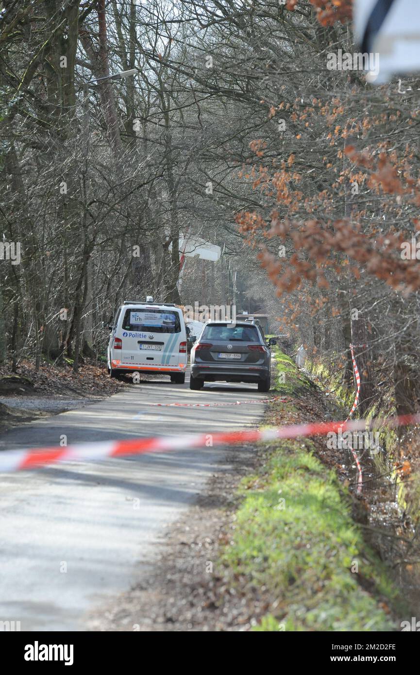 Police photographiée sur les lieux d'un accident d'avion de sports légers à Stokrooie, Hasselt, lundi 12 février 2018. Selon les premières informations que l'avion a recueillies sur une ligne électrique aérienne, deux personnes sont mortes dans l'accident. BELGA PHOTO SOPHIE KIP Banque D'Images