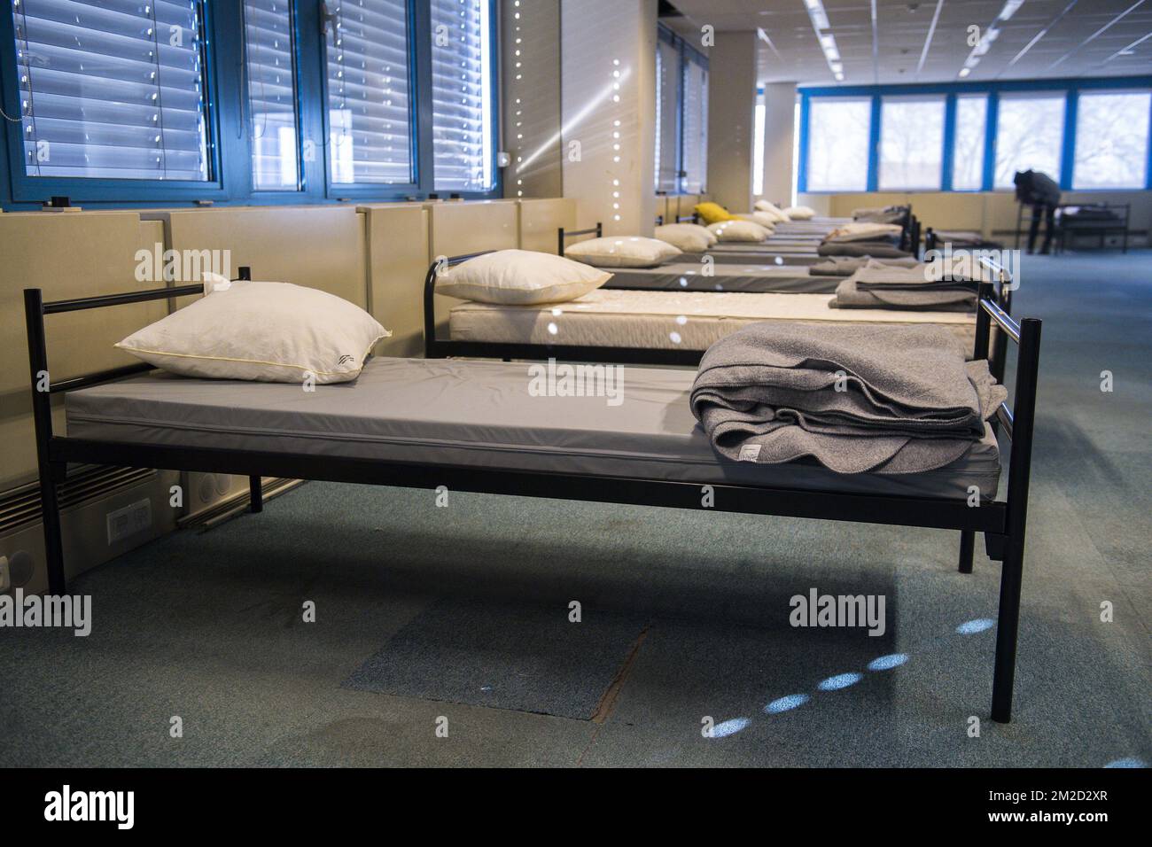 L'illustration montre l'installation de lits supplémentaires au centre de  la porte d'Ulysse pour les réfugiés à Haren, Bruxelles, le mardi 13 février  2018. BELGA PHOTO LAURIE DIEFFEMBACQ Photo Stock - Alamy
