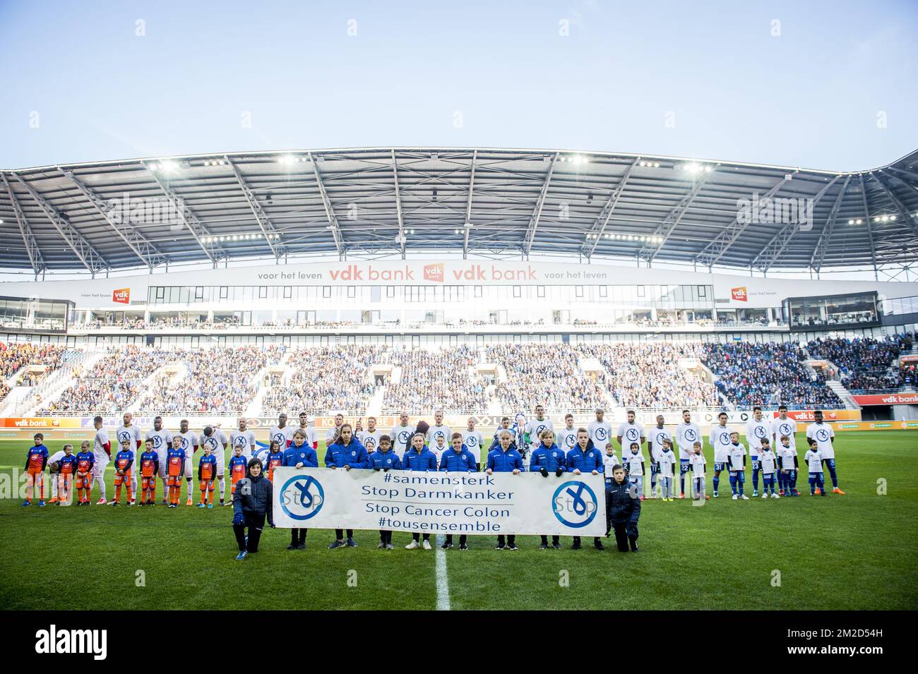L'illustration montre les joueurs de Gent avec une bannière d'une campagne de sensibilisation au cancer du côlon au début du match Jupiler Pro League entre KAA Gent et KV Mechelen, à Gent, dimanche 18 février 2018, le 27 jour de la Jupiler Pro League, la saison belge du championnat de football 2017-2018. BELGA PHOTO JASPER JACOBS Banque D'Images