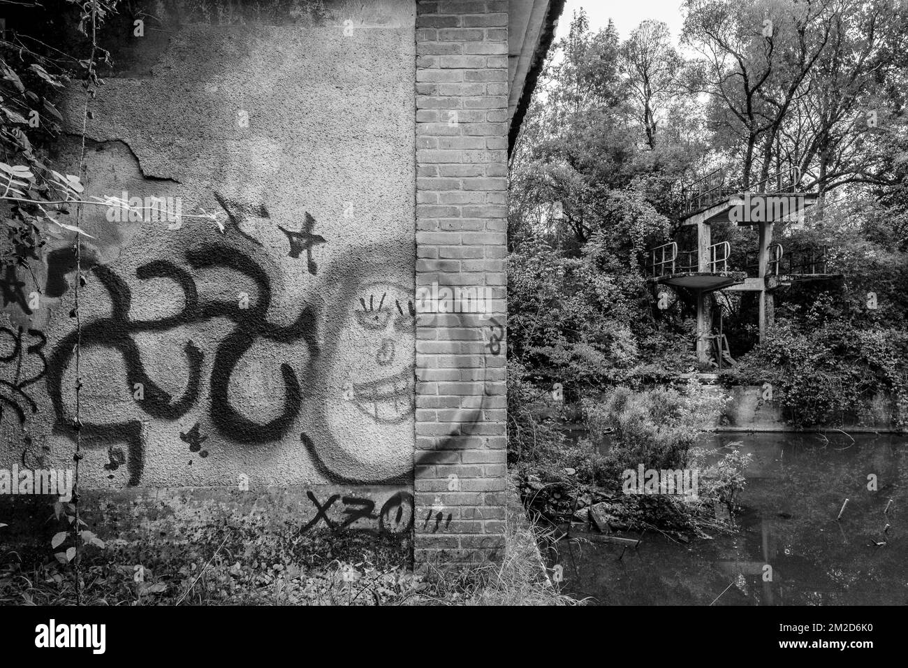 Eaux usées industrielles - abandon du bâtiment industriel urbain et de la piscine | Friche d'une piscine abandonnée 19/02/2018 Banque D'Images