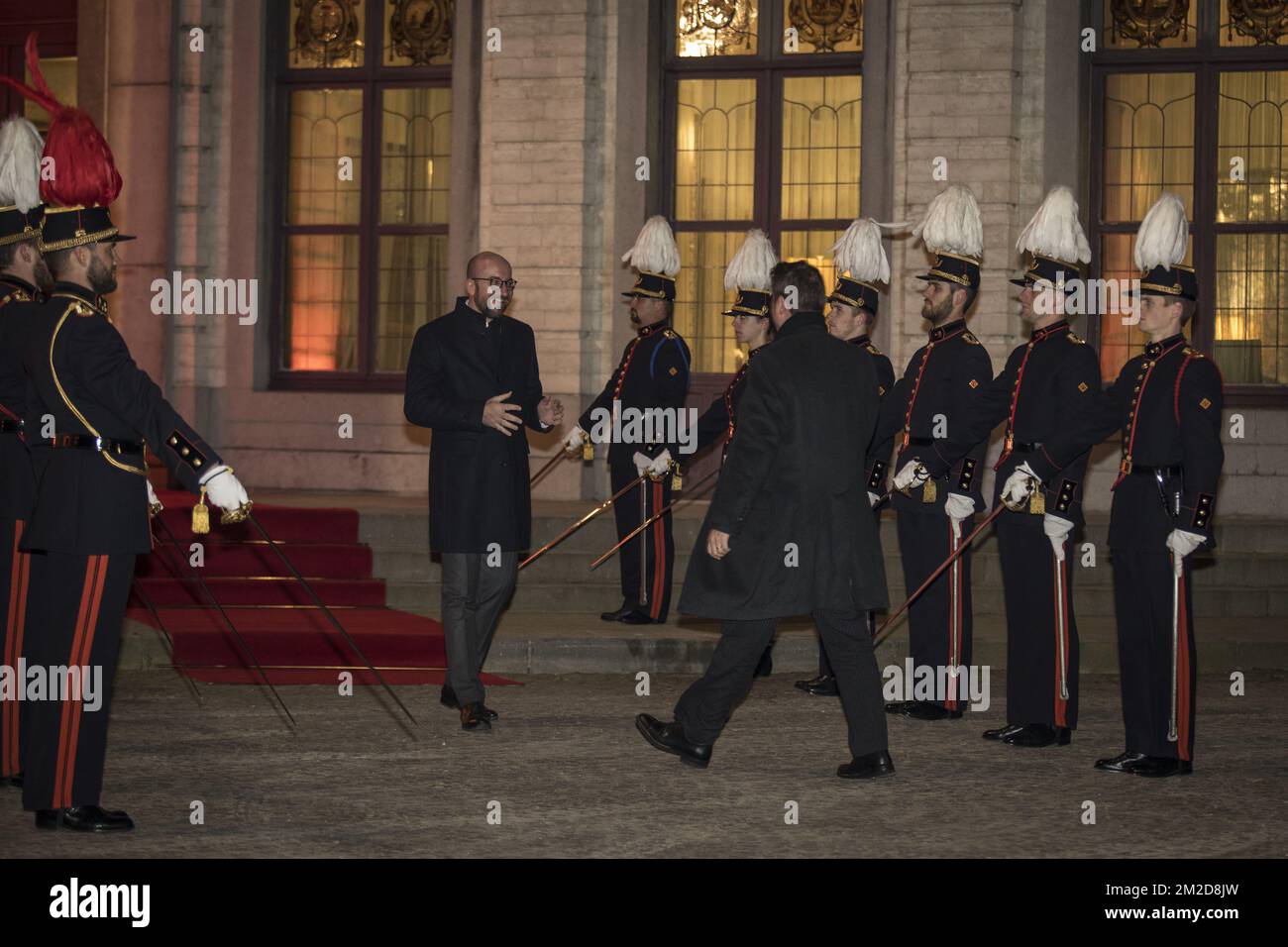 Le Premier ministre belge Charles Michel et la garde d'honneur photographiés à l'occasion d'un dîner informel pour les chefs d'État européens, organisé par le Premier ministre belge au château 'Val Duchesse - Hertoginnedal' à Auderghem - Oudergem, Bruxelles, le jeudi 22 février 2018. BELGA PHOTO CHANCELLERIE DU PREMIER MINISTRE Banque D'Images